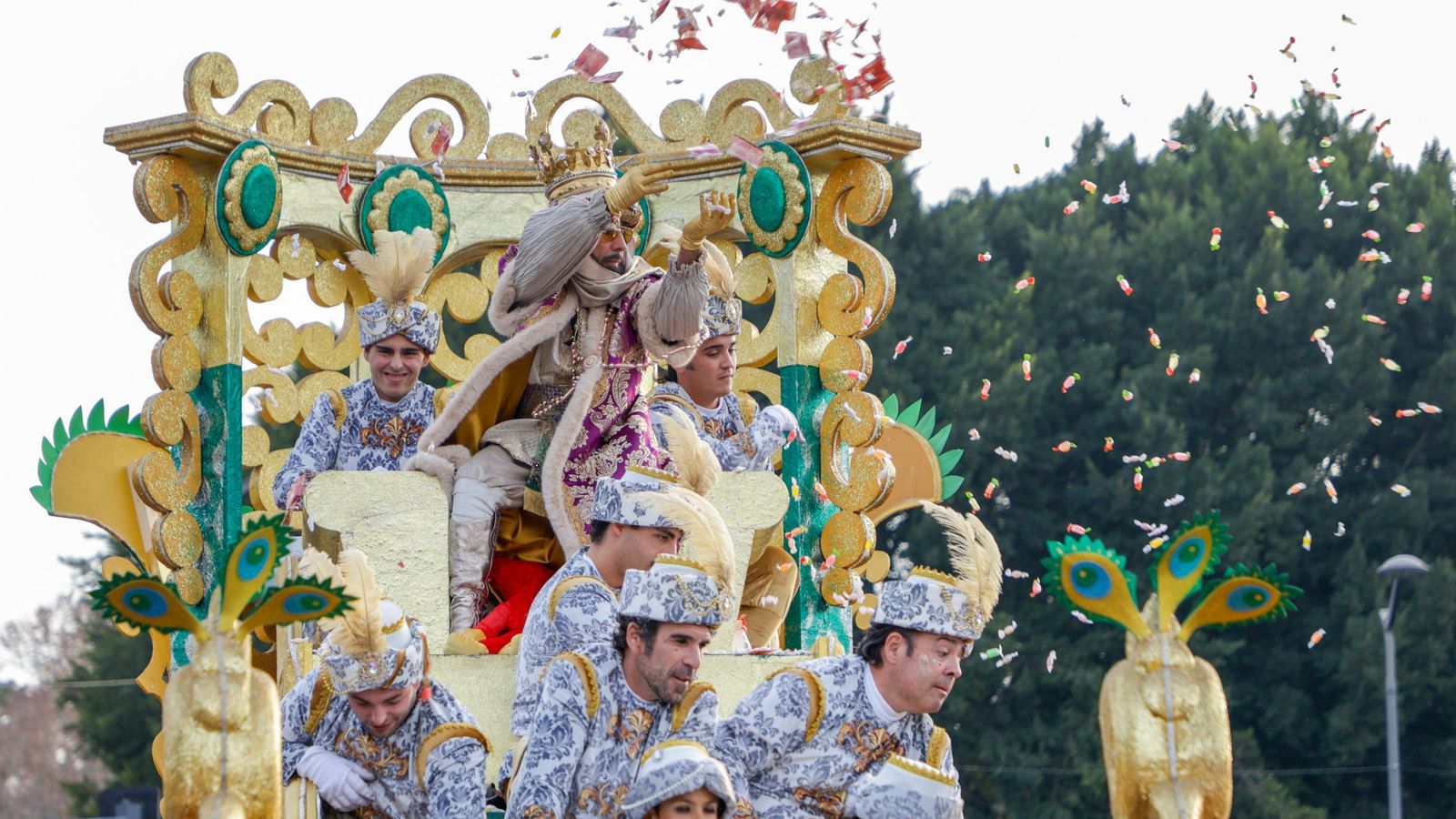 Las fotos de la ínsolita salida de los Reyes Magos del Ateneo un 4 de enero