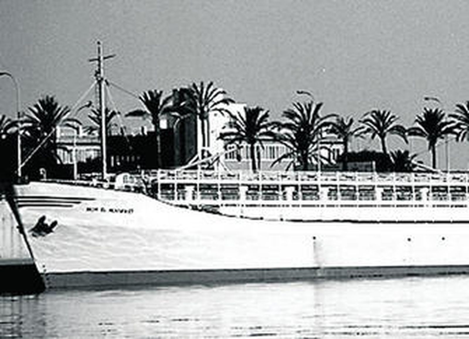 Imagen retrospectiva de la proa de un barco ganadero atracado en el puerto de Málaga.