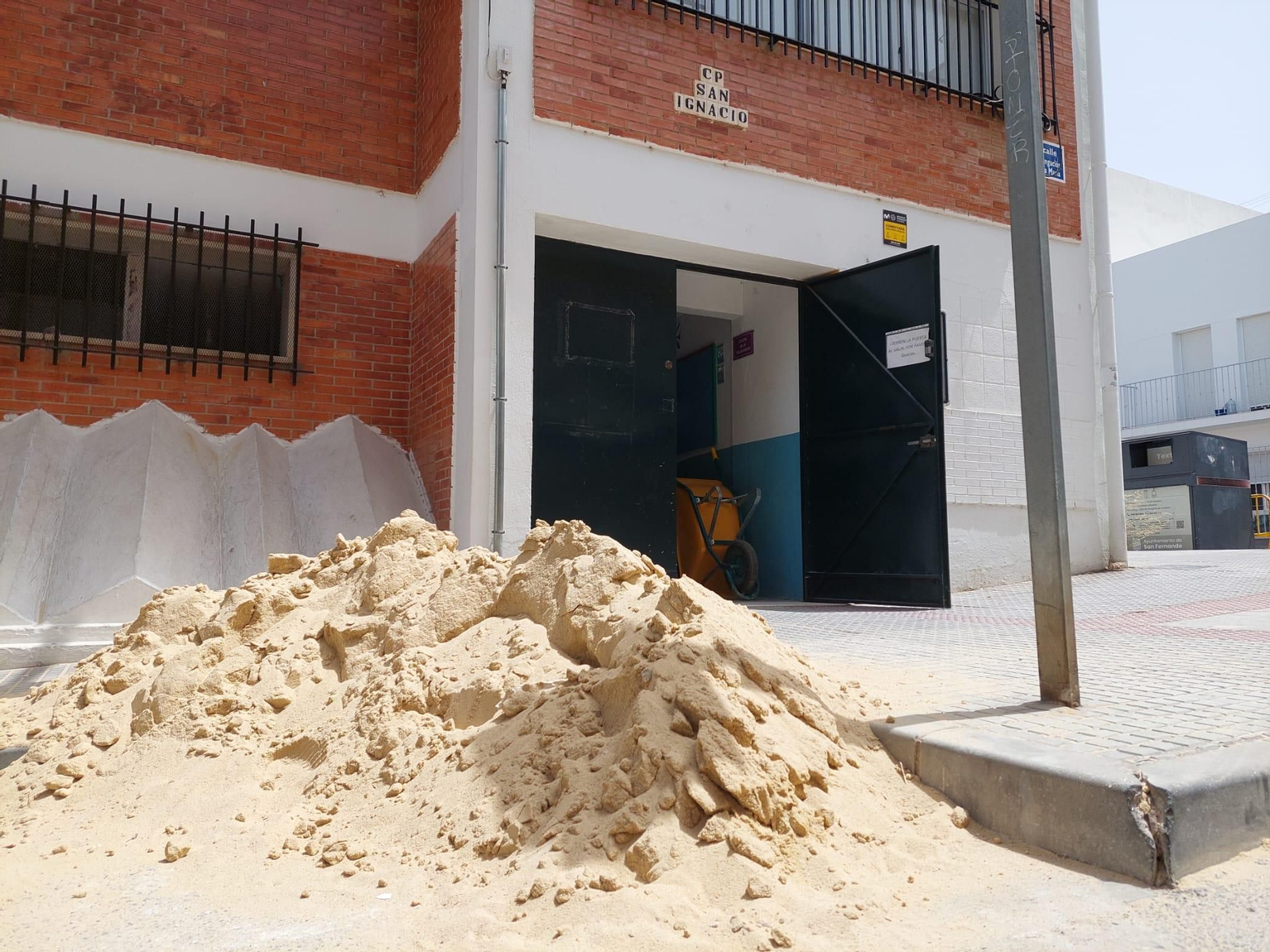 Fachada del edificio del centro en el que se están desarrollando los trabajos de adecuación.