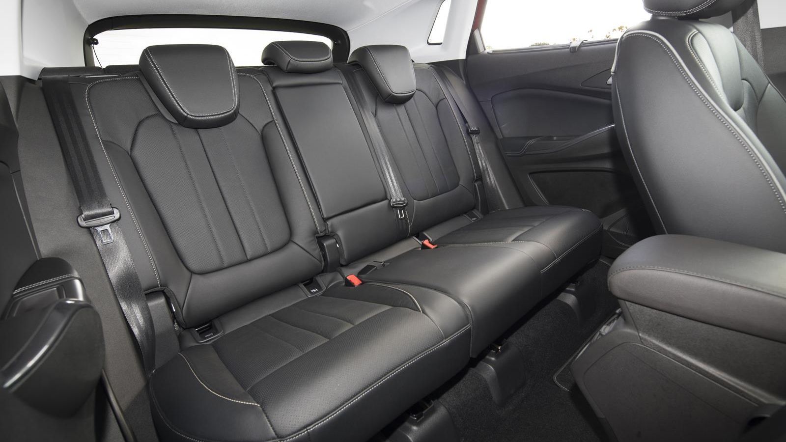 Detrás cuatro adultos pueden viajar con total confort. La plaza central, además, es buena.