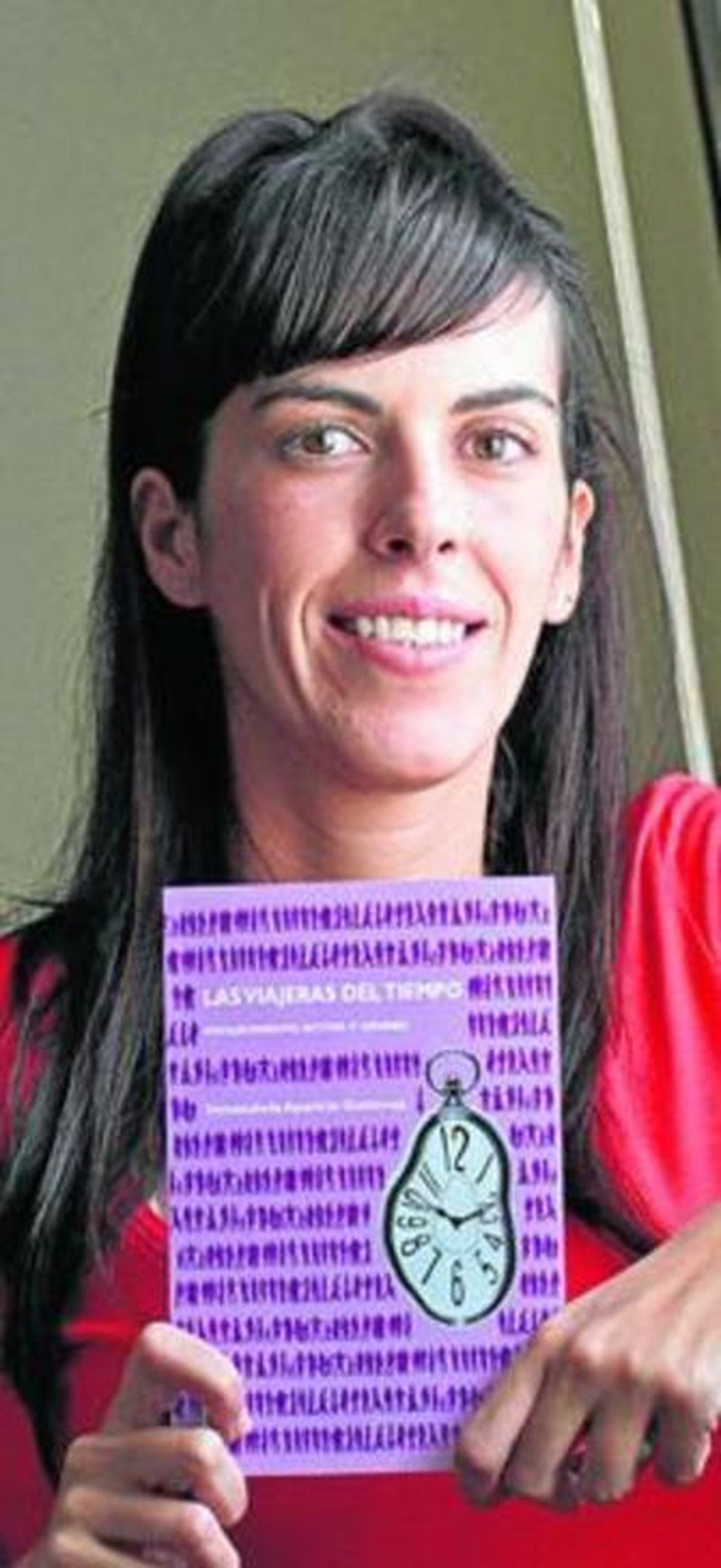 Inmaculada Aparicio posando con su libro.