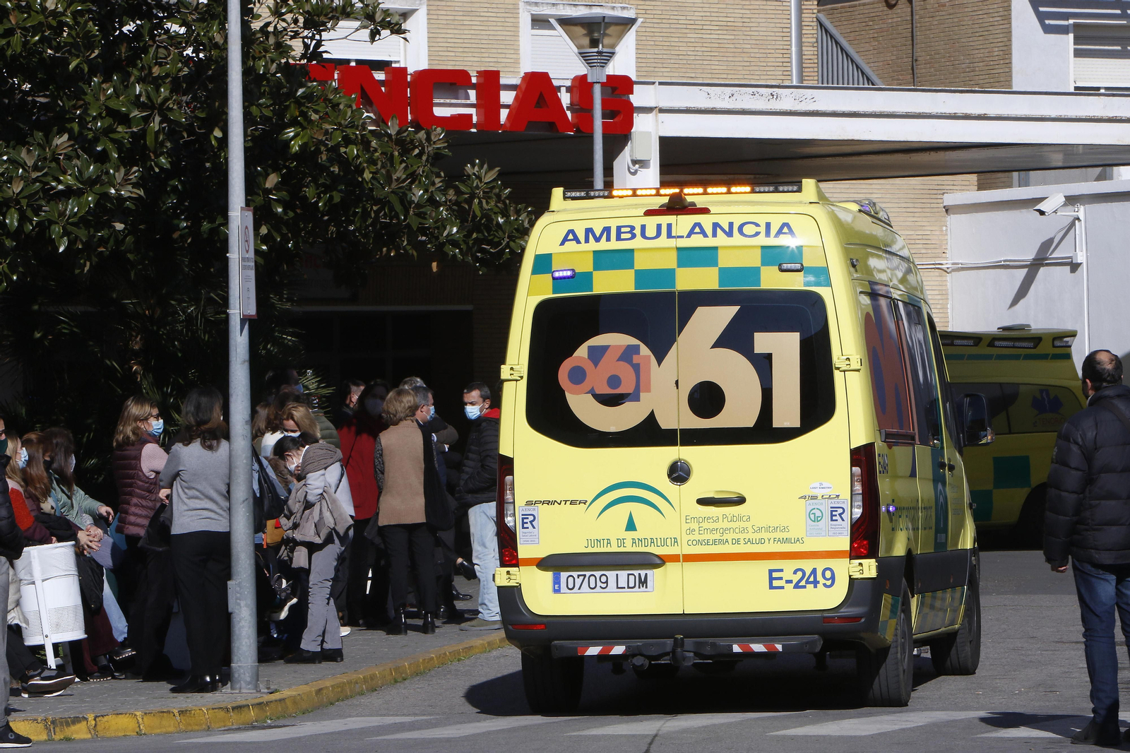 Una ambulancia del 061 llega a la zona de Urgencias del Hospital Virgen del Rocío.