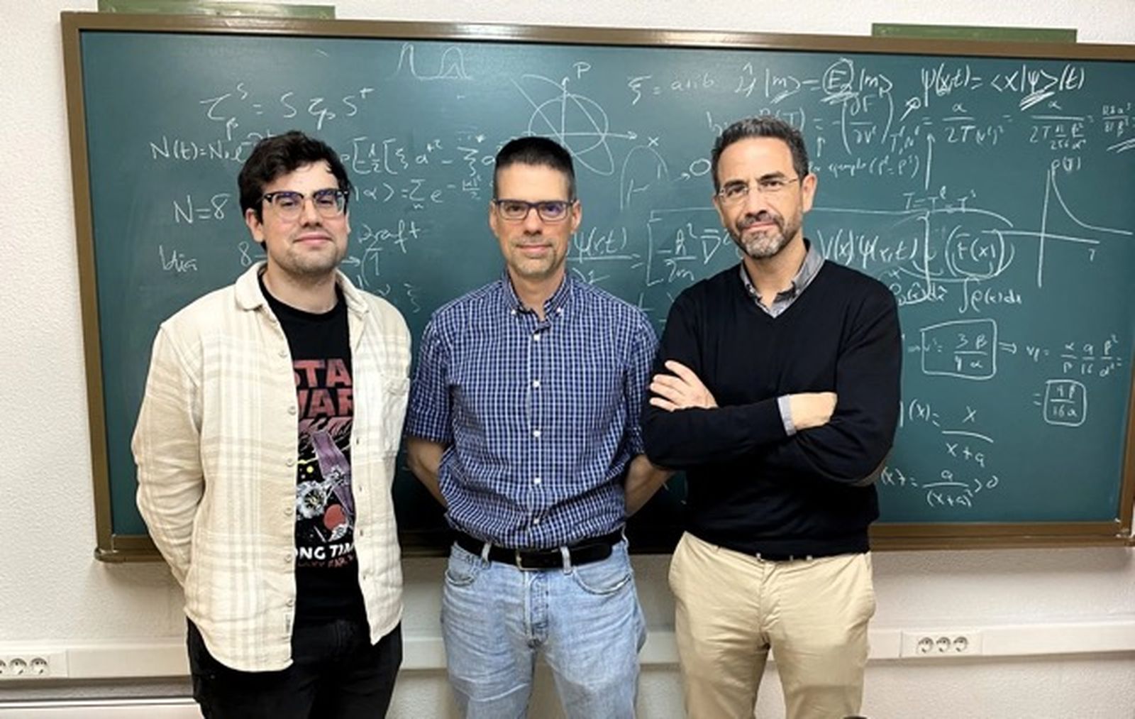 El equipo de físicos, autores de esta investigación, Álvaro Tejero, Daniel Manzano y Pablo I. Hurtado,