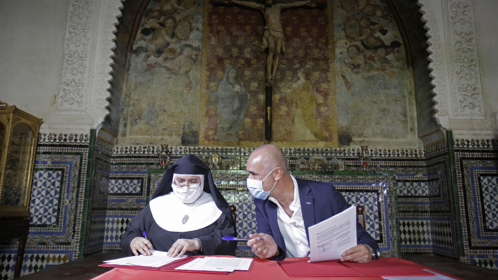 El alcalde, Antonio Muñoz, y la abadesa de Santa Inés, durante la firma el convenio en julio de 2021.