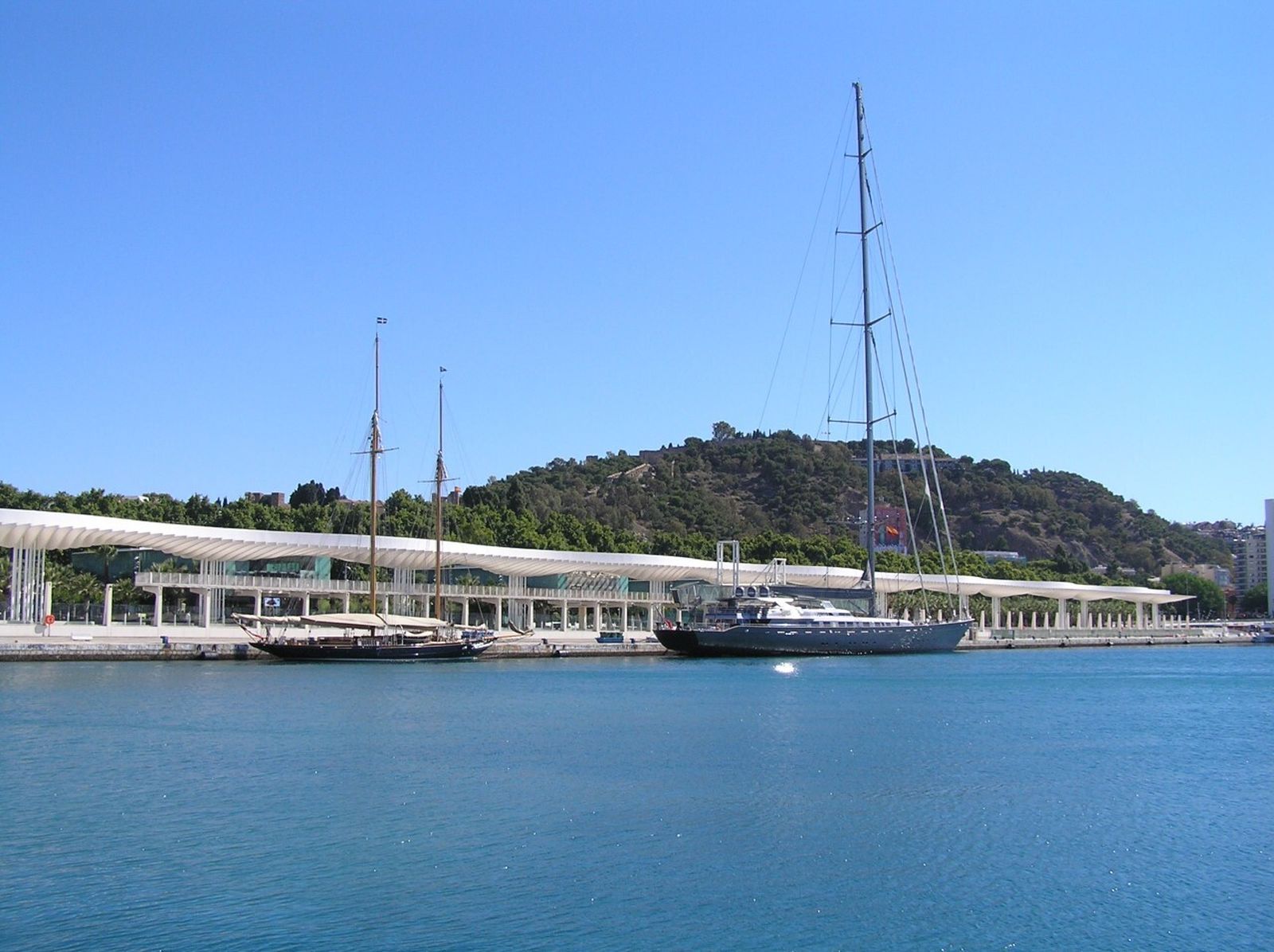 Veleros ‘M5’ y ‘Mariette’ atracados este pasado lunes en el muelle dos del puerto de Málaga.