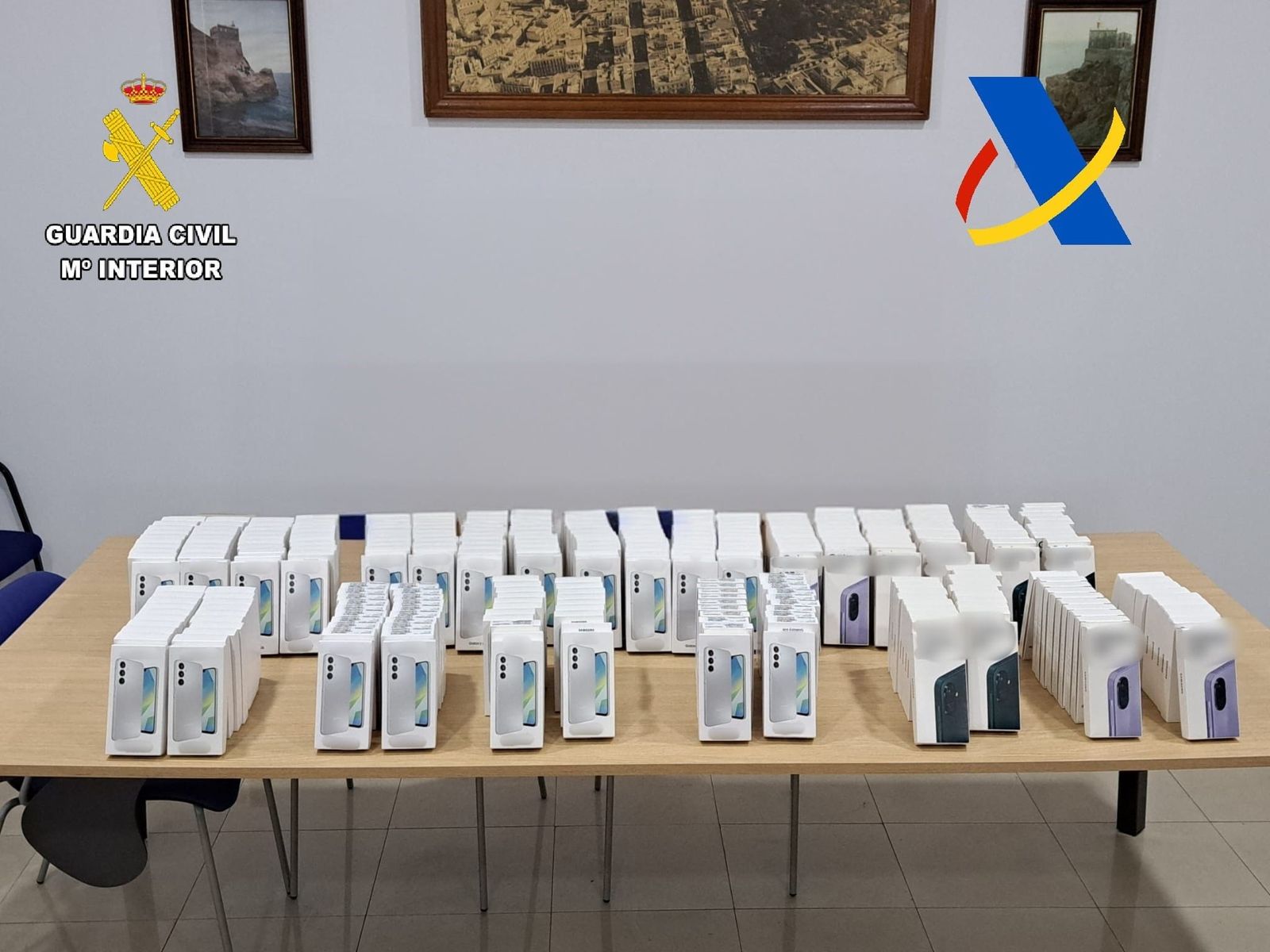 Teléfonos incautados por la Guardia Civil.