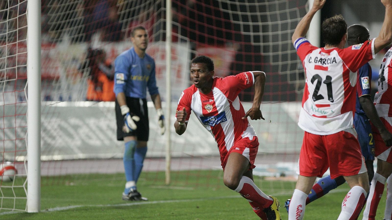 Kalu Uche celebra el tanto que supuso 2-2 en marzo de 2008
