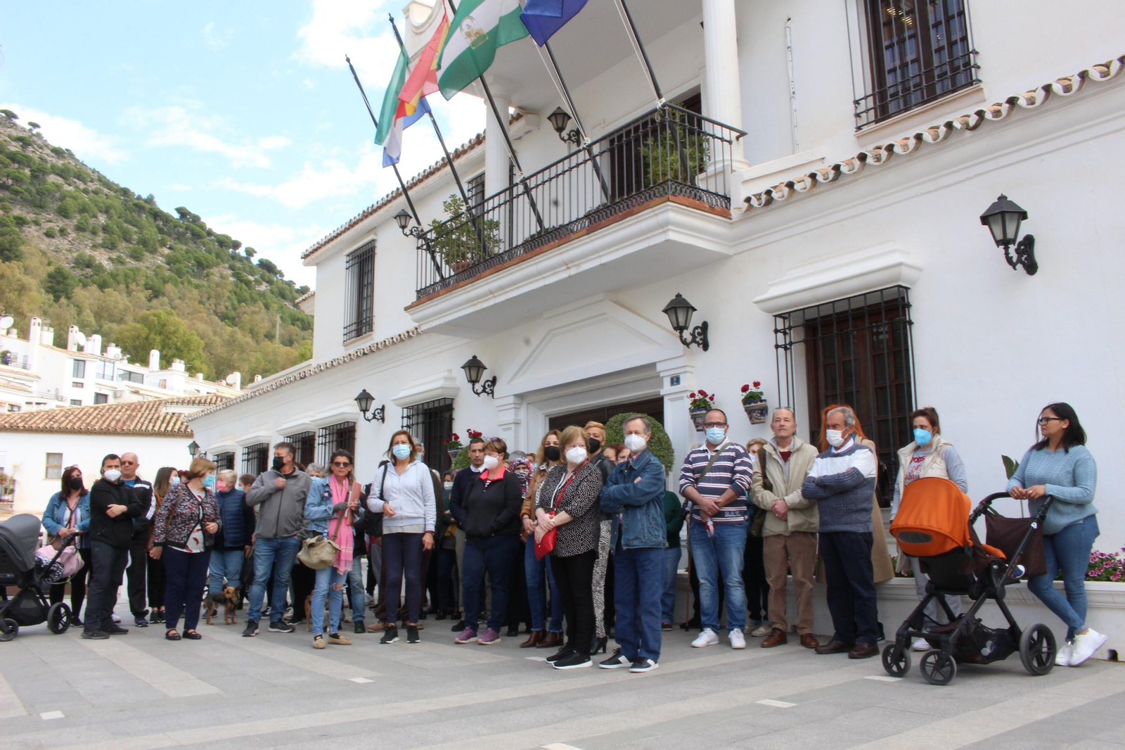 La congregación de personas en las puertas del Ayuntamiento de Mijas.