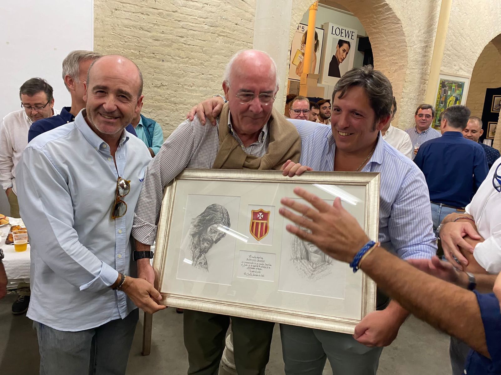 Antonio Laguillo recibe un cuadro por parte de sus costaleros