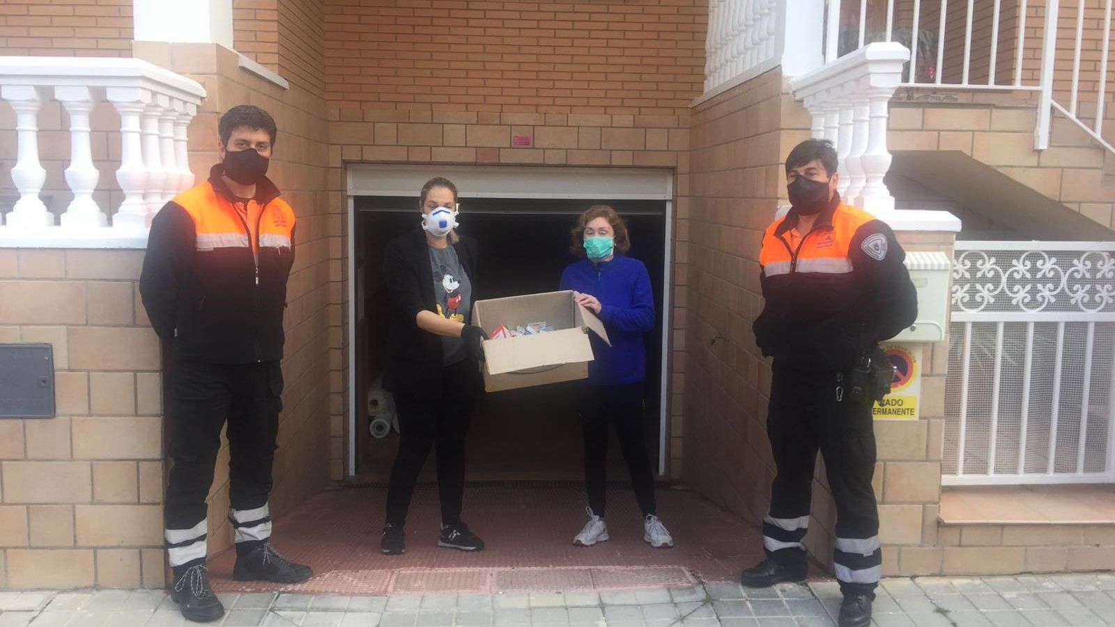 La concejal de Salud del Ayuntamiento de Roquetas de Mar entrega elásticos y gomas La concejal de Salud del Ayuntamiento de Roquetas de Mar entrega elásticos y gomas