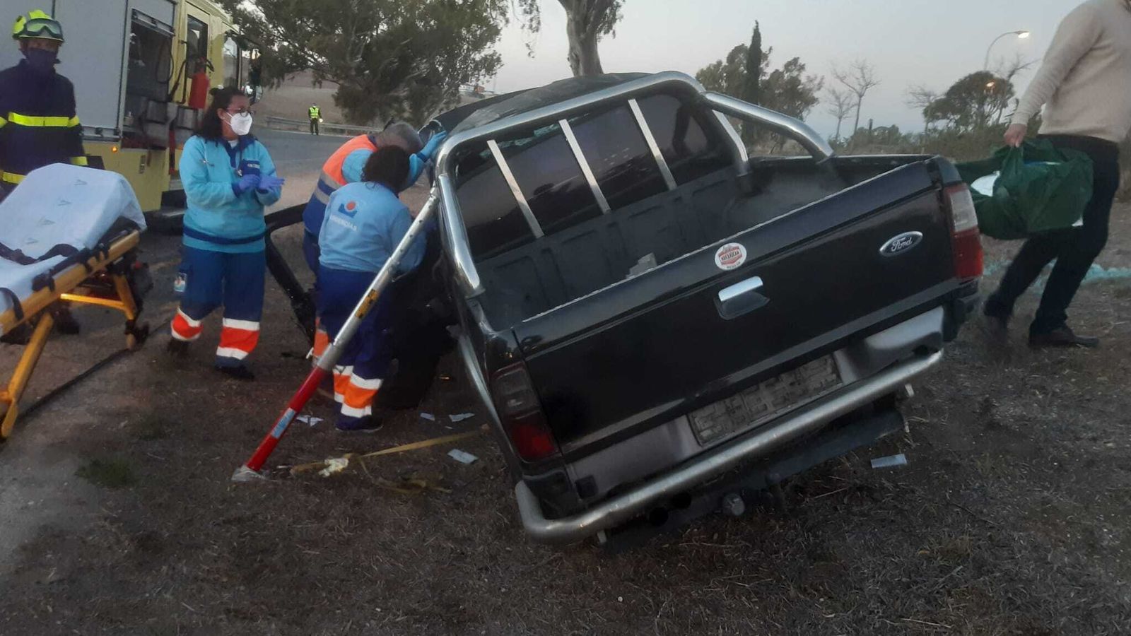 Los sanitarios desplazados al lugar atienden al conductor del vehículo aún en su interior.
