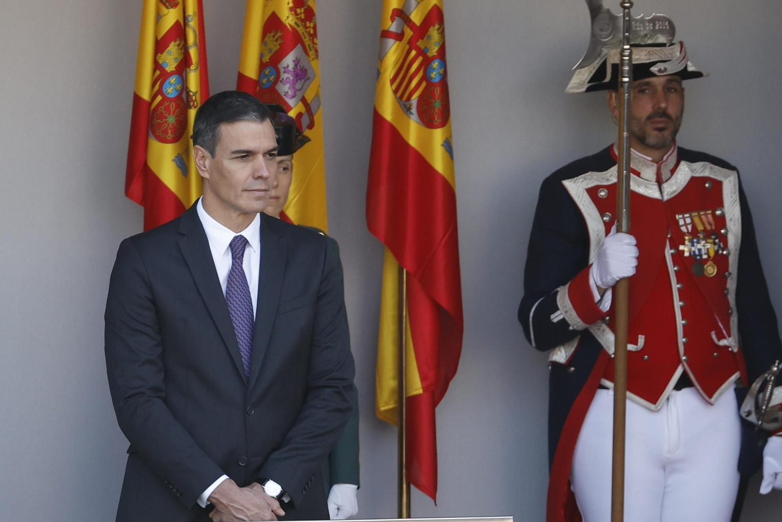 El público abuchea a Pedro Sánchez a su llegada al desfile.