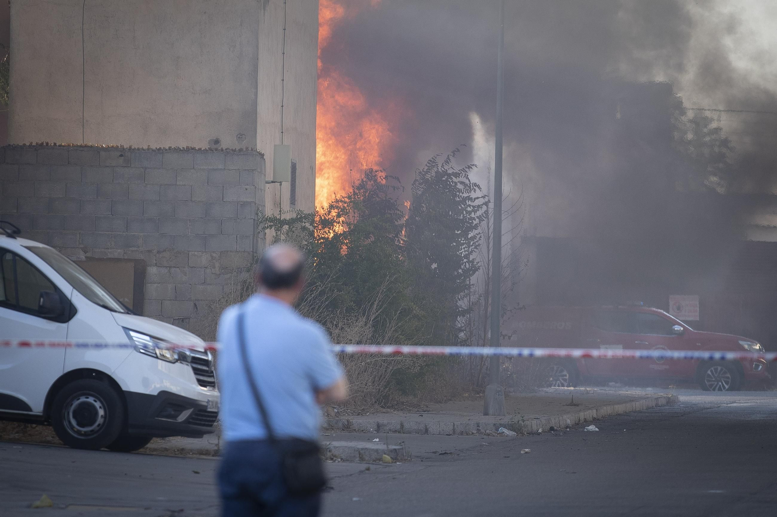 Los Bomberos de Granada trabajan en la extinción de un incendio en el Polígono Asegra: las imágenes