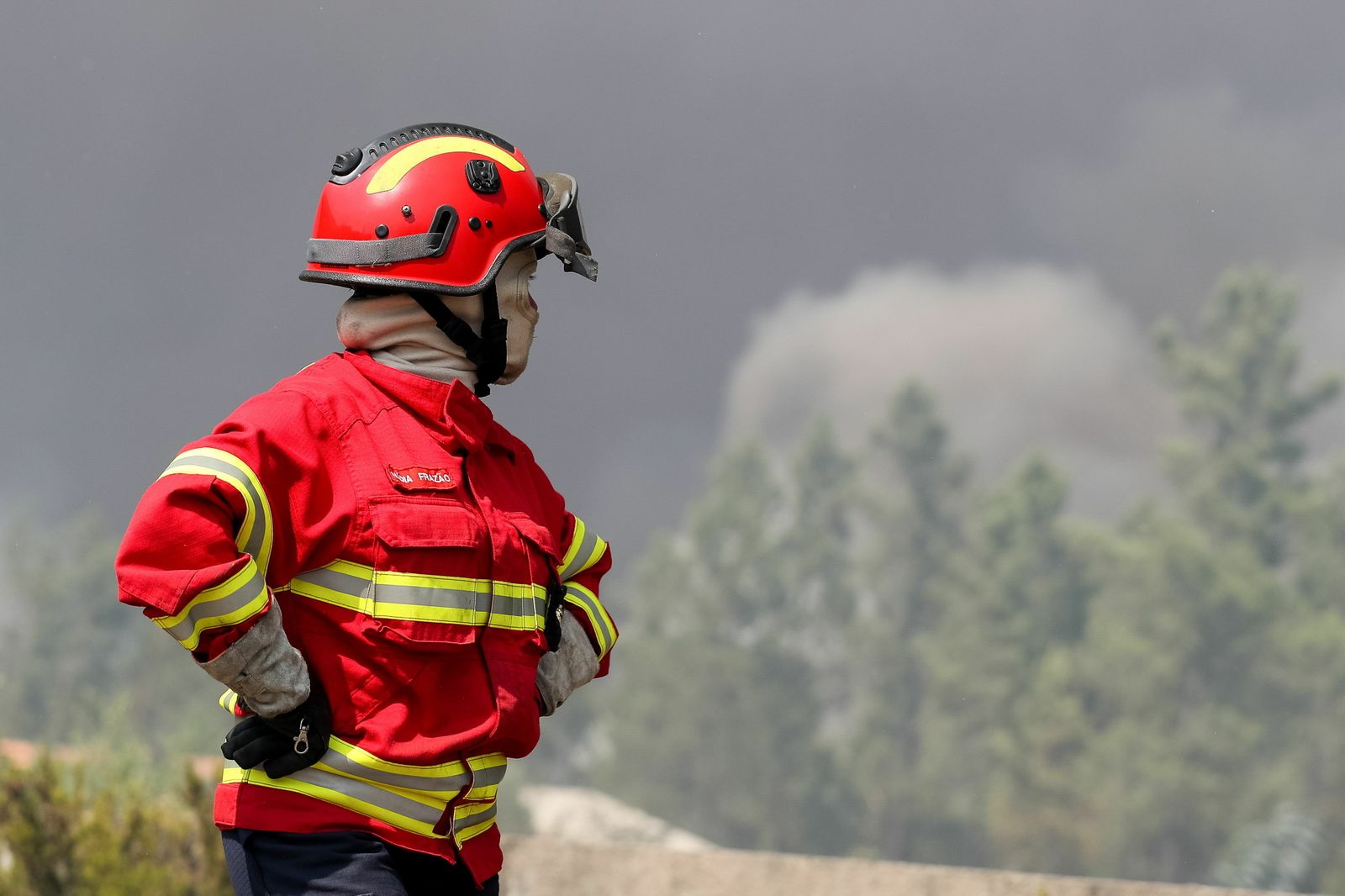 La extinción del incendio del centro de Portugal, en imágenes