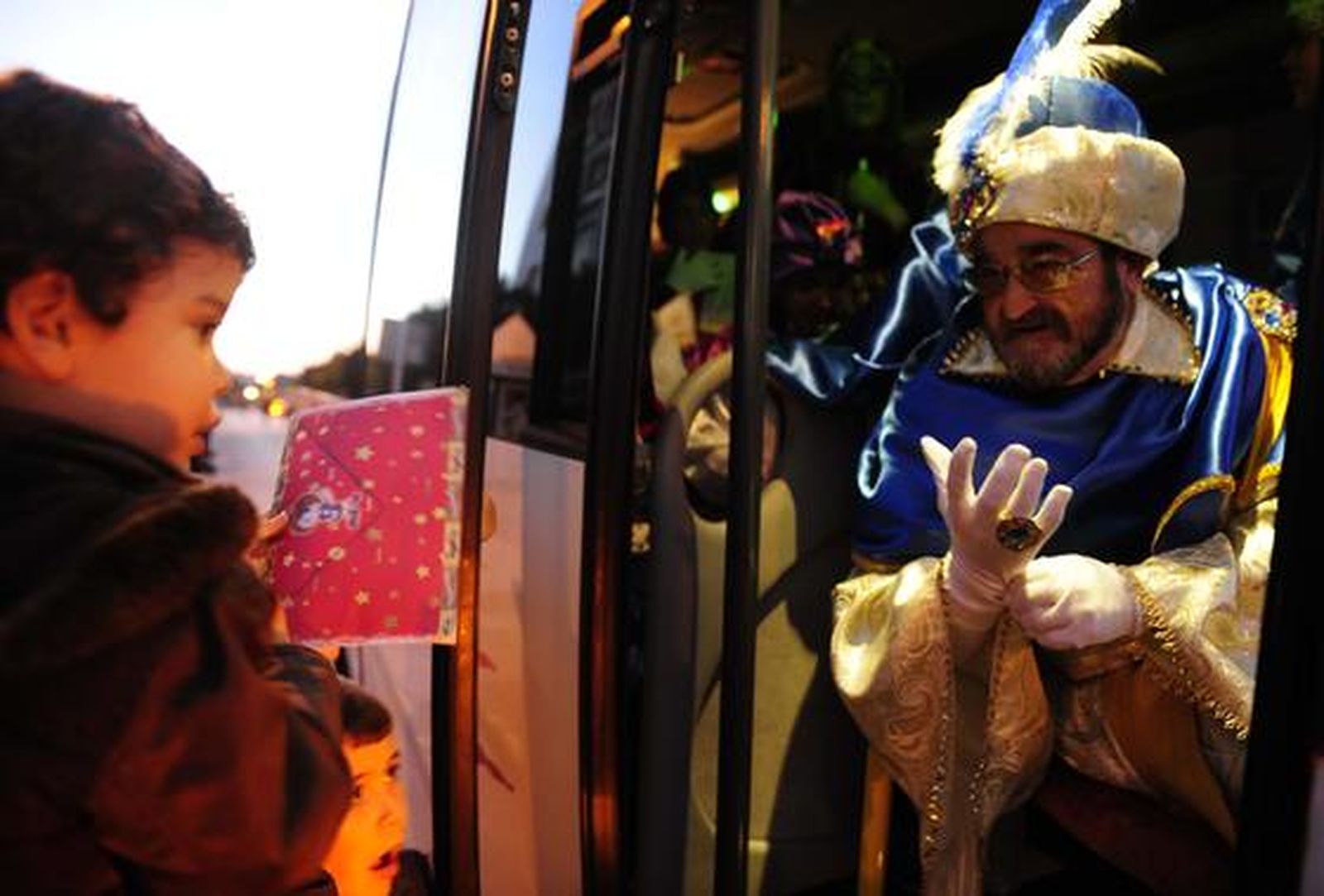 El Heraldo Real recorrió ayer San Fernando para recoger las cartas que los niños han escrito este año a los Reyes Magos

Foto: Elias Pimentel