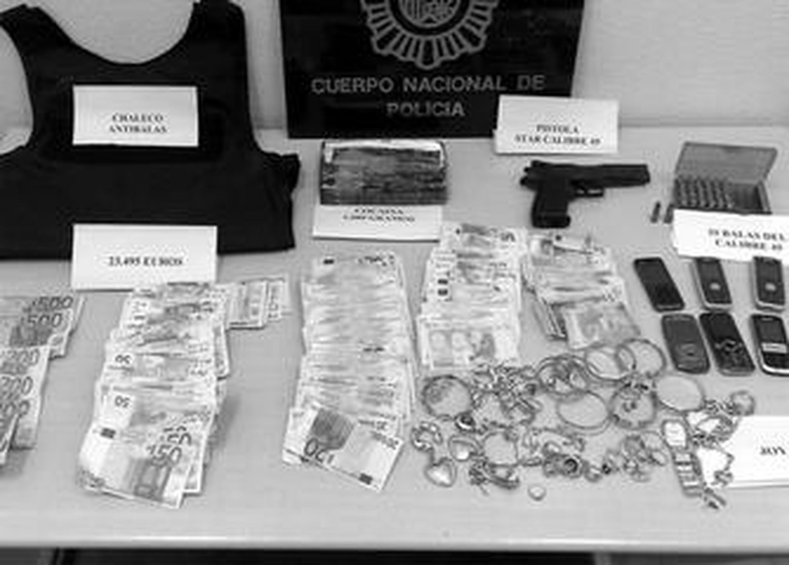 Droga, pistola, joyas y dinero intervenido en la operación 'Támesis'.