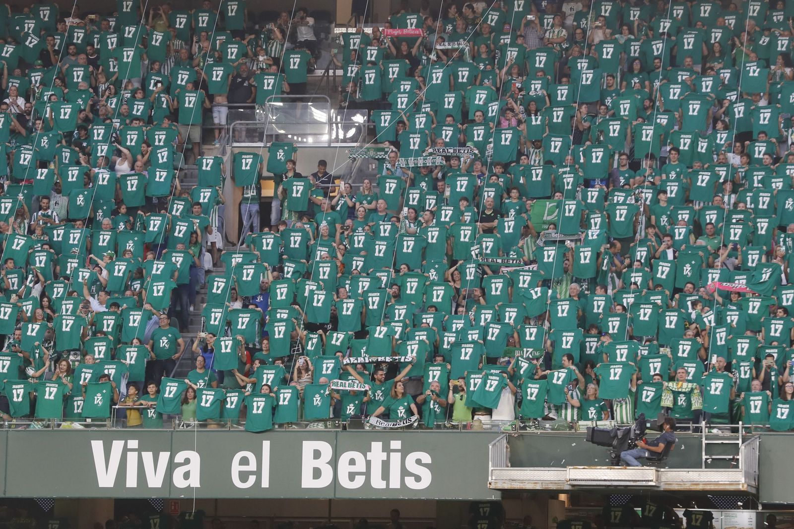 Un detalle de la grada del Benito Villamarín en el homenaje a Joaquín.