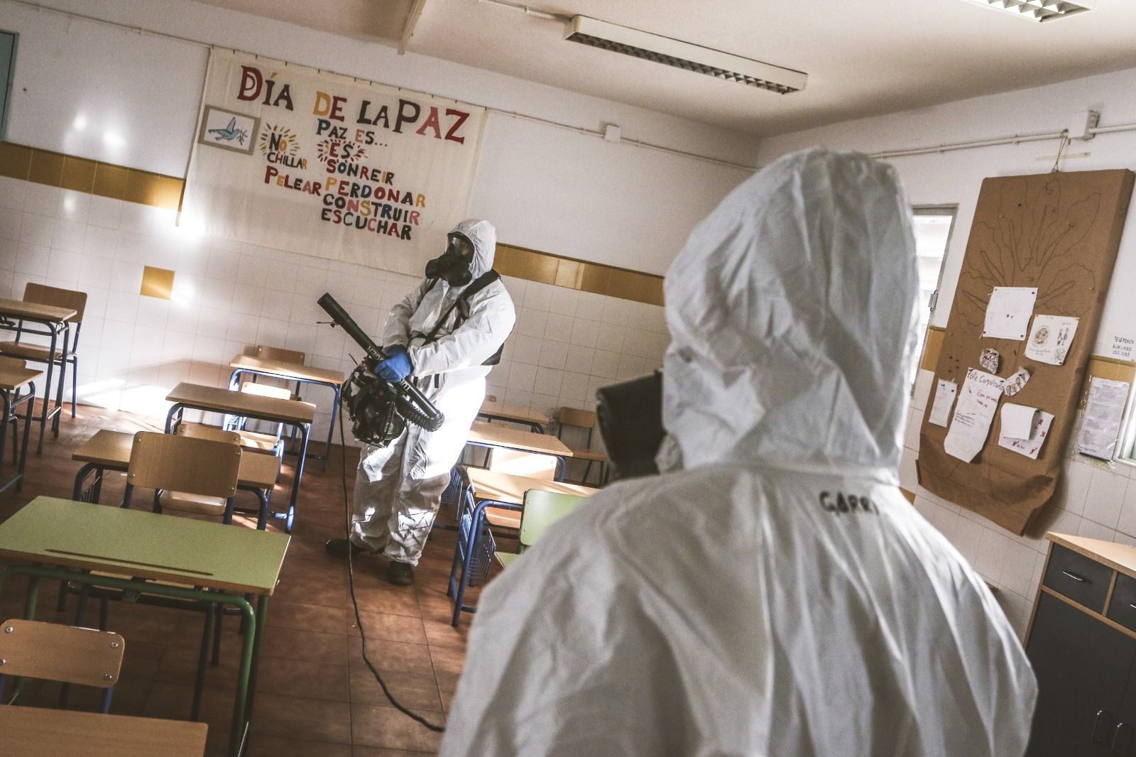 La Armada desinfecta el colegio San Bernardo de la Estación de San Roque