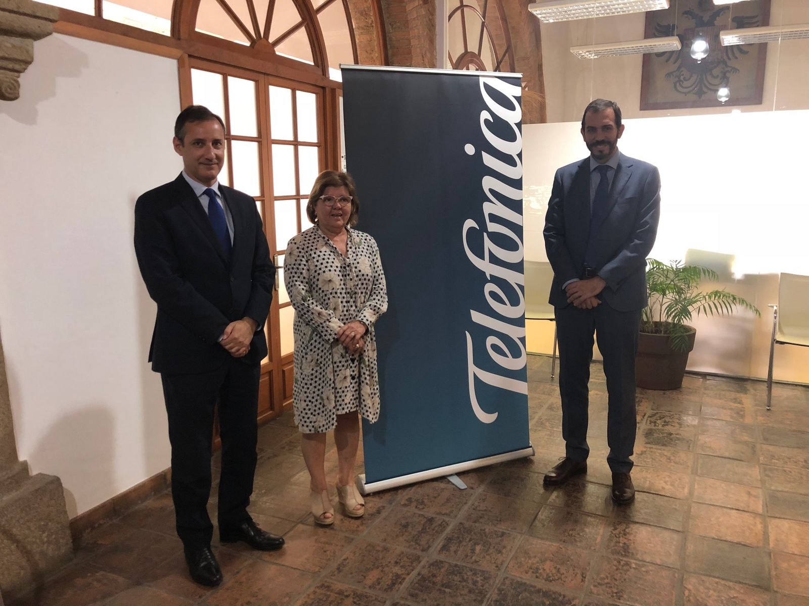 La alcaldesa jarota, en el centro, con dirigentes de Movistar.