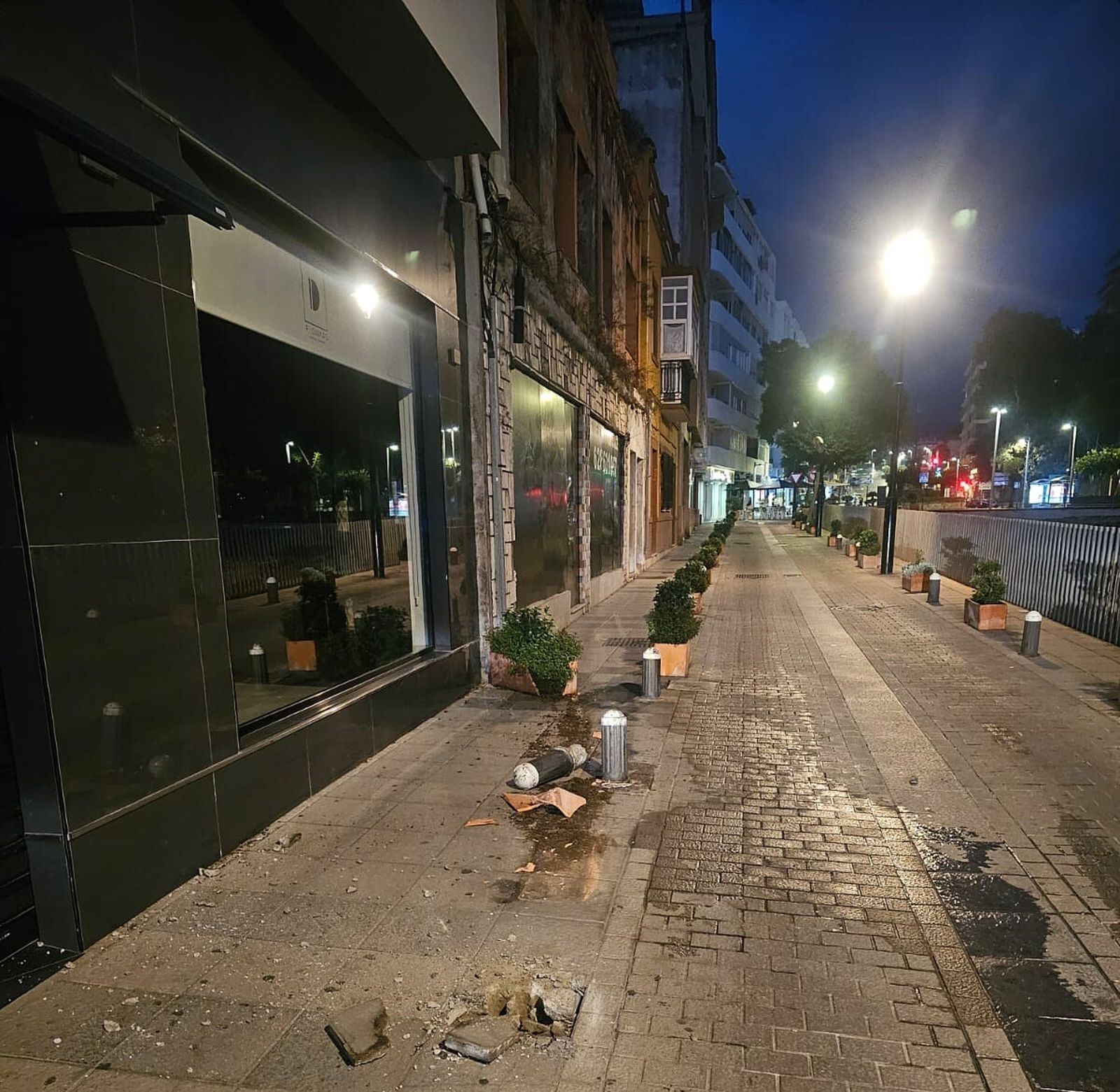 Daños causados en la calle Alférez Villalta Medina, junto a las murallas.