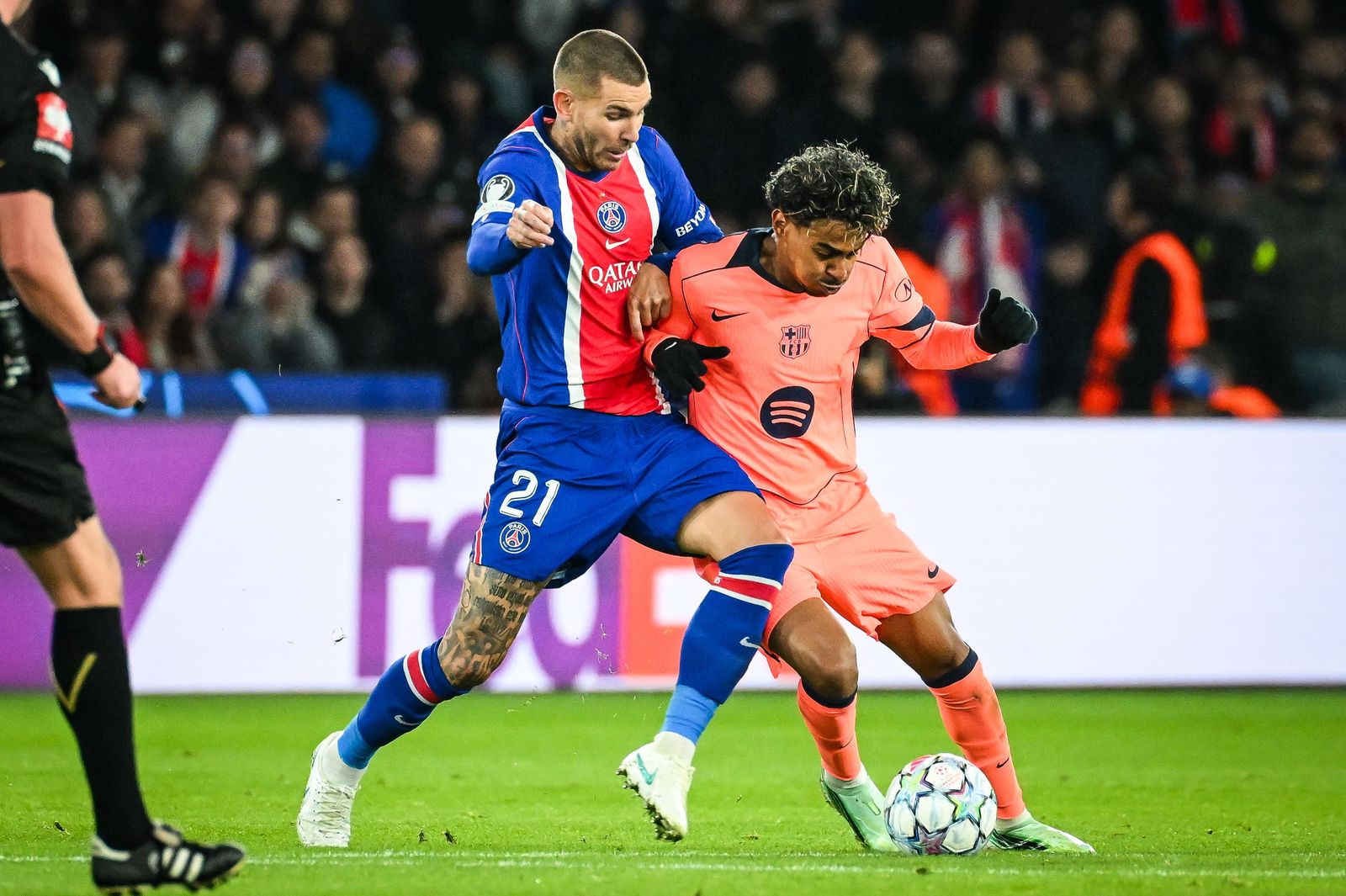 PSG 뤼카 에르난데스가 바르셀로나 라민 야말을 근접 수비하는 경기 사진
