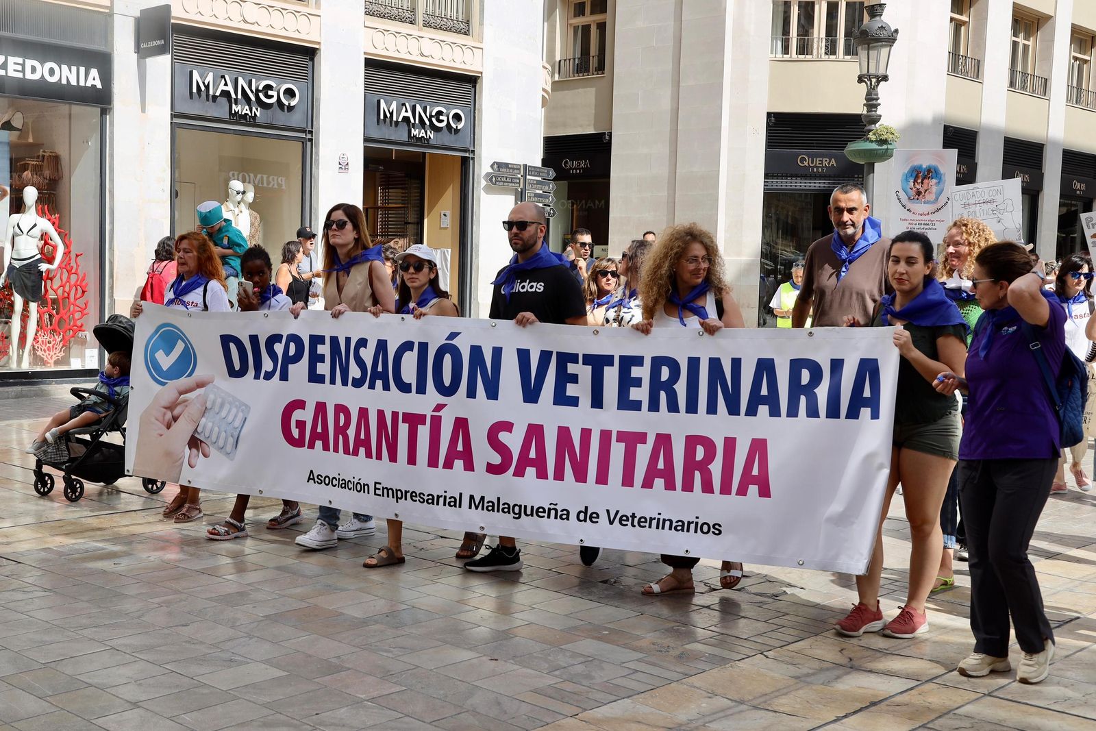 Veterinarios y dueños de mascotas toman calle Larios contra la restricción del uso de medicamentos, en imágenes