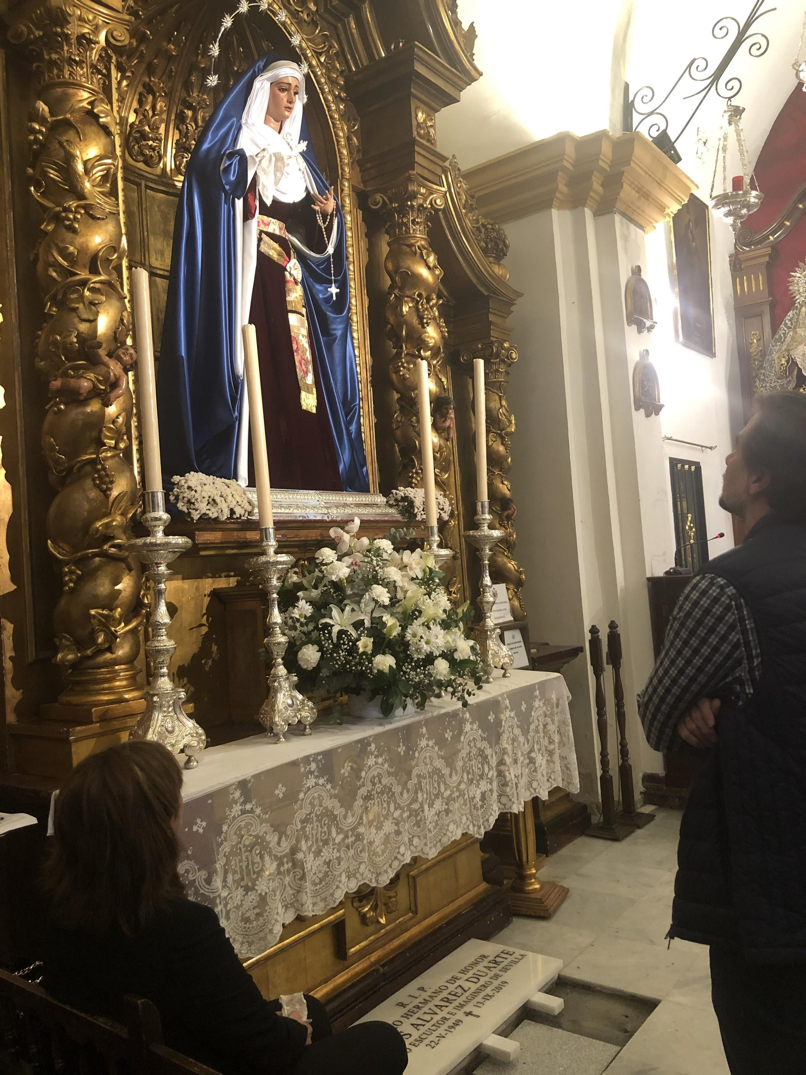La Virgen de Guadalupe en su altar, con la lápida de Álvarez Duarte a sus pies, momentos antes del sepelio.