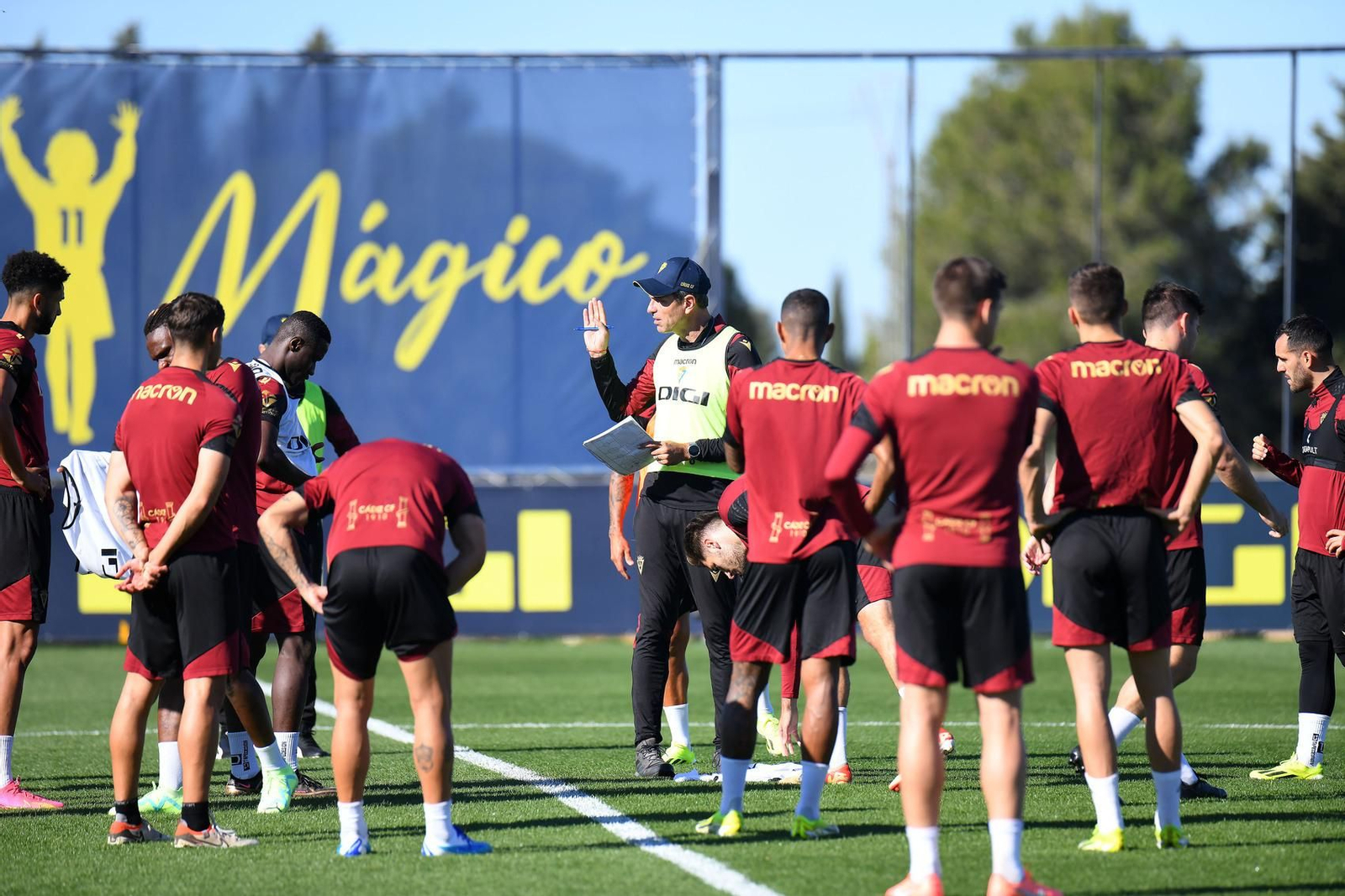 Pellegrino se dirige a sus pupilos en un entrenamiento de esta semana.