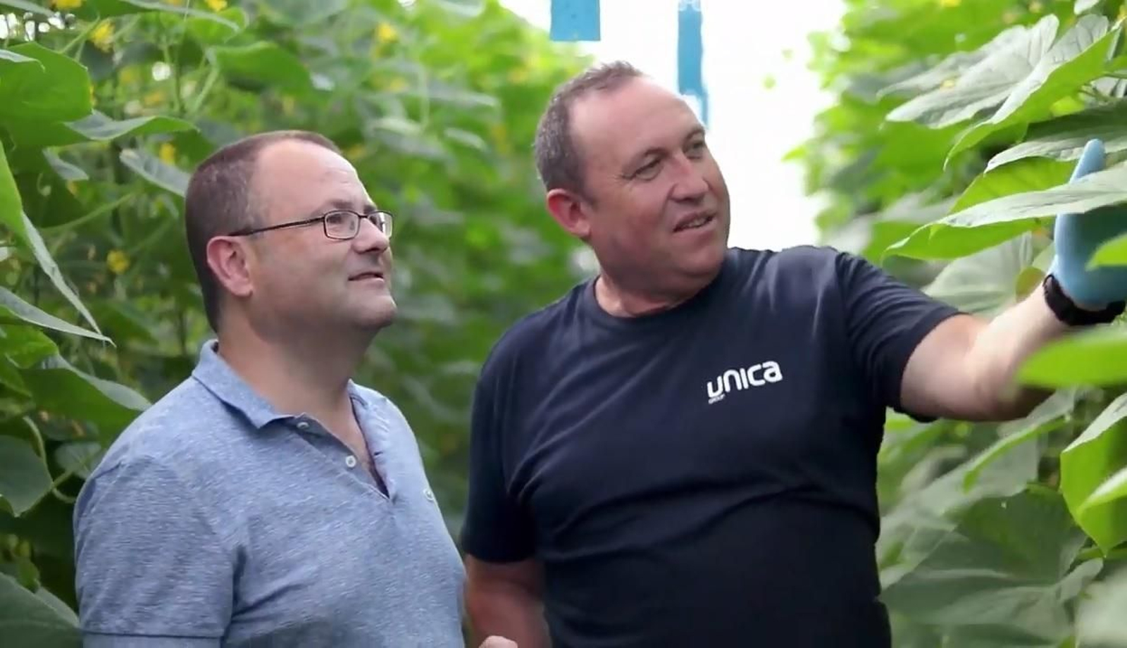 El agricultor Juan José Rull, a la derecha, junto a un técnico de campo de la cooperativa.