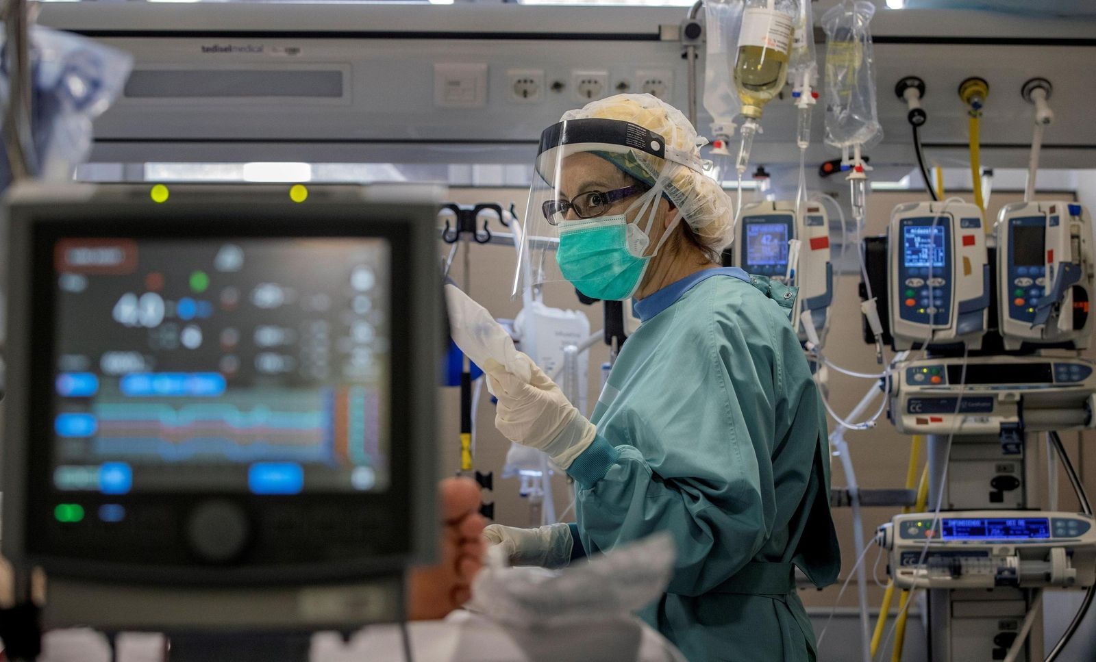 Una profesional sanitaria trabaja en la UCI de un hospital.