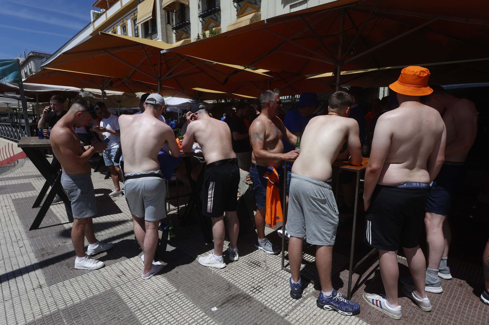Aficionados escoceses disfrutan del sol y la cerveza de Sevilla