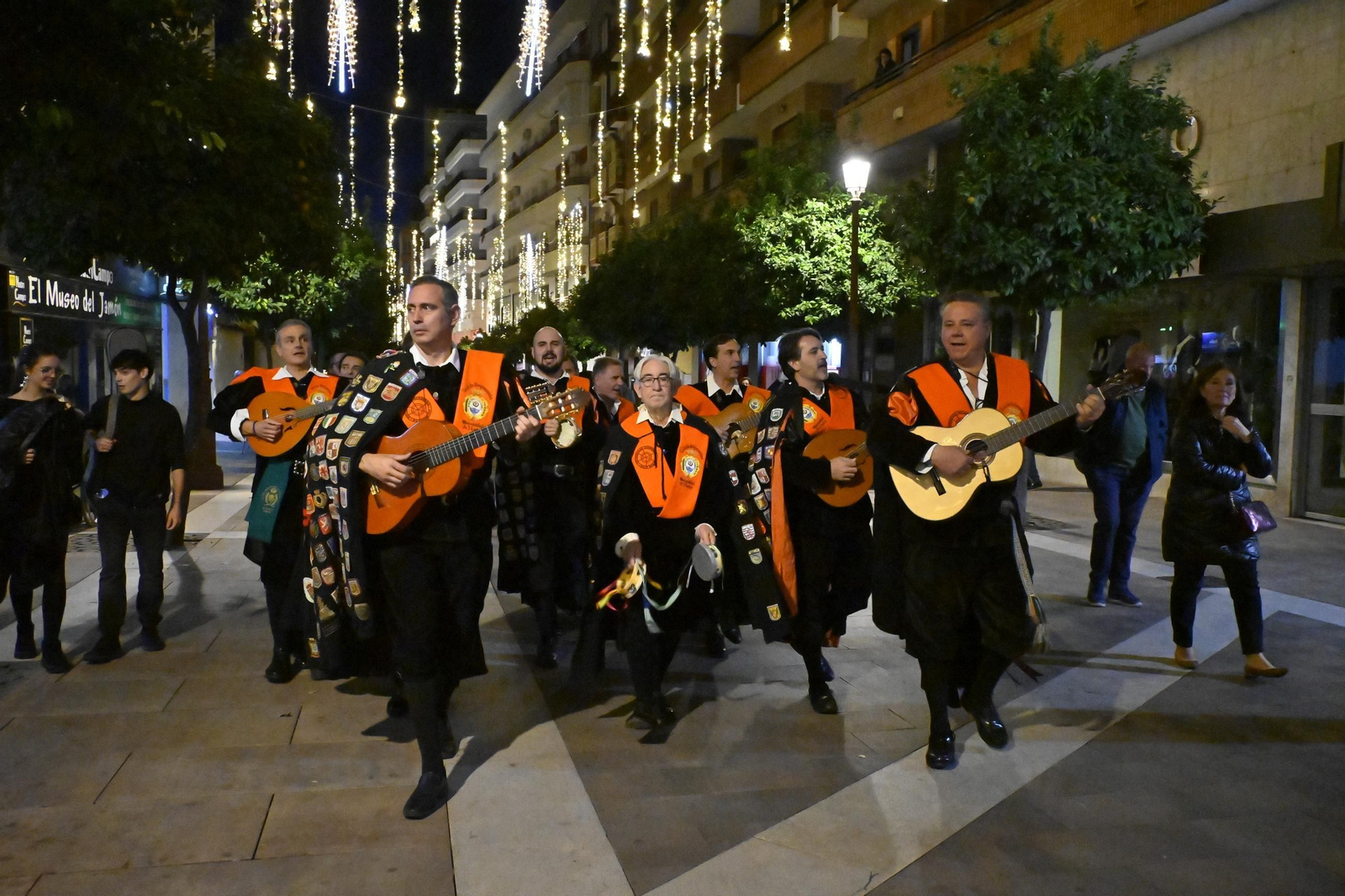 Imágenes de la tradicional tuna de empresariales tocando en el monumento de la Inmaculada
