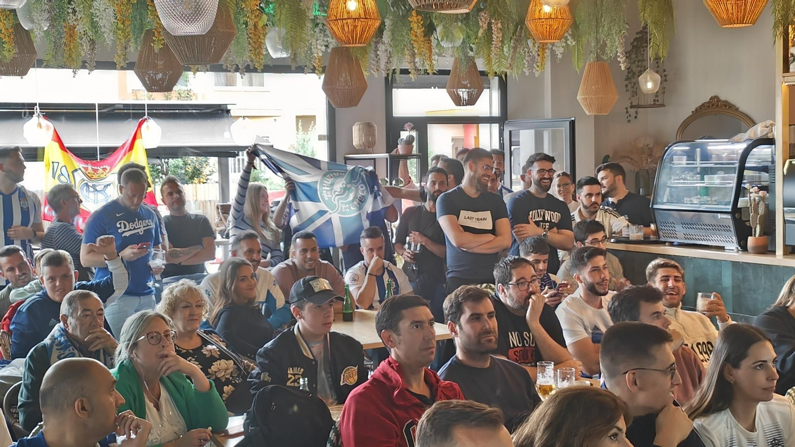 Aficionados del Recreativo de Huelva se reúnen para ver el  Recreativo de Huelva y la Gimnástica Segoviana