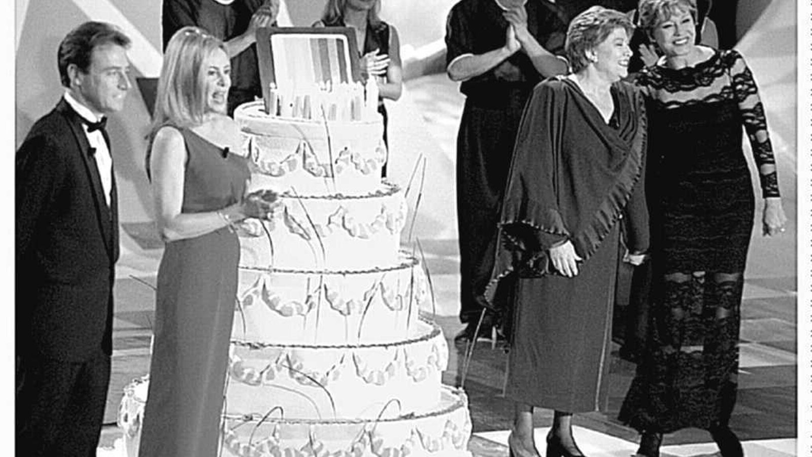 Laura Valenzuela, derecha, con Matías Prats y Ana Obregón en el 40º aniversario de TVE, en 1996