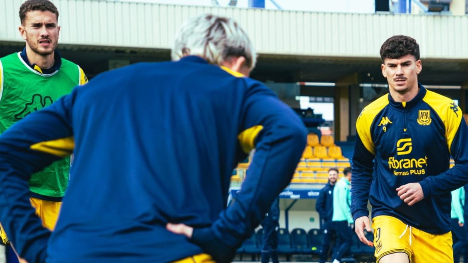 Mariano Carmona, durante el calentamiento previo al encuentro del Alcorcón ante el Cartagena.