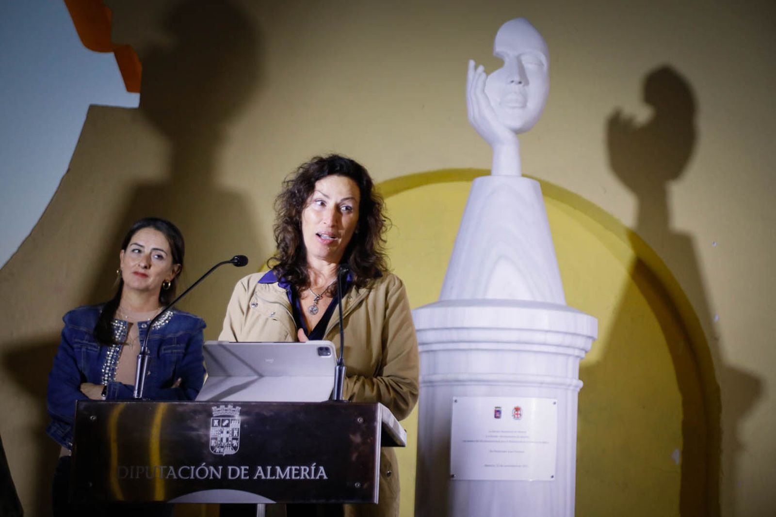 Imágenes del monolito en homenaje a las víctimas de violencia de género