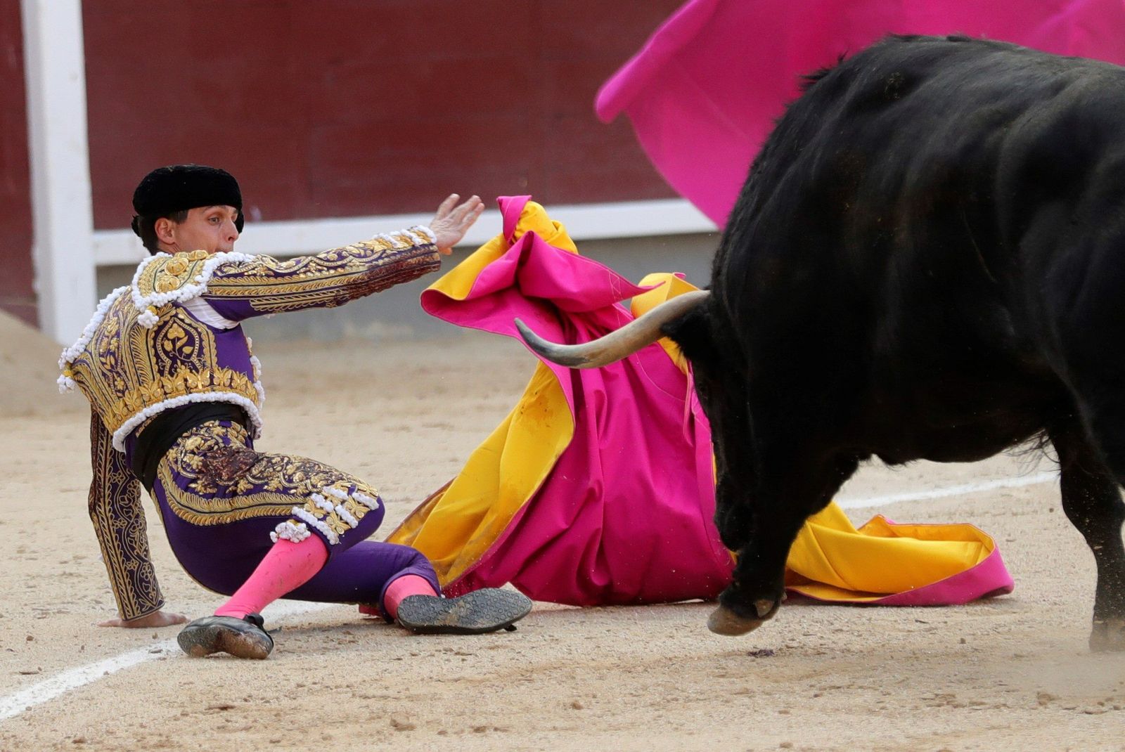 David Galván, que resbaló, se libró de una cornada con este quite salvador.