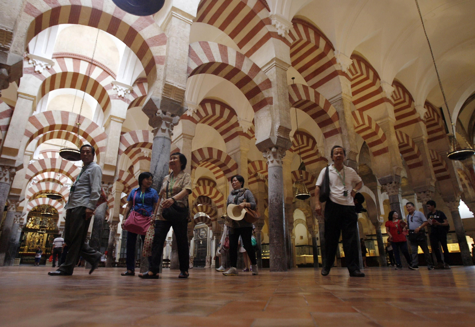 Turistas en el interior de la Mezquita.