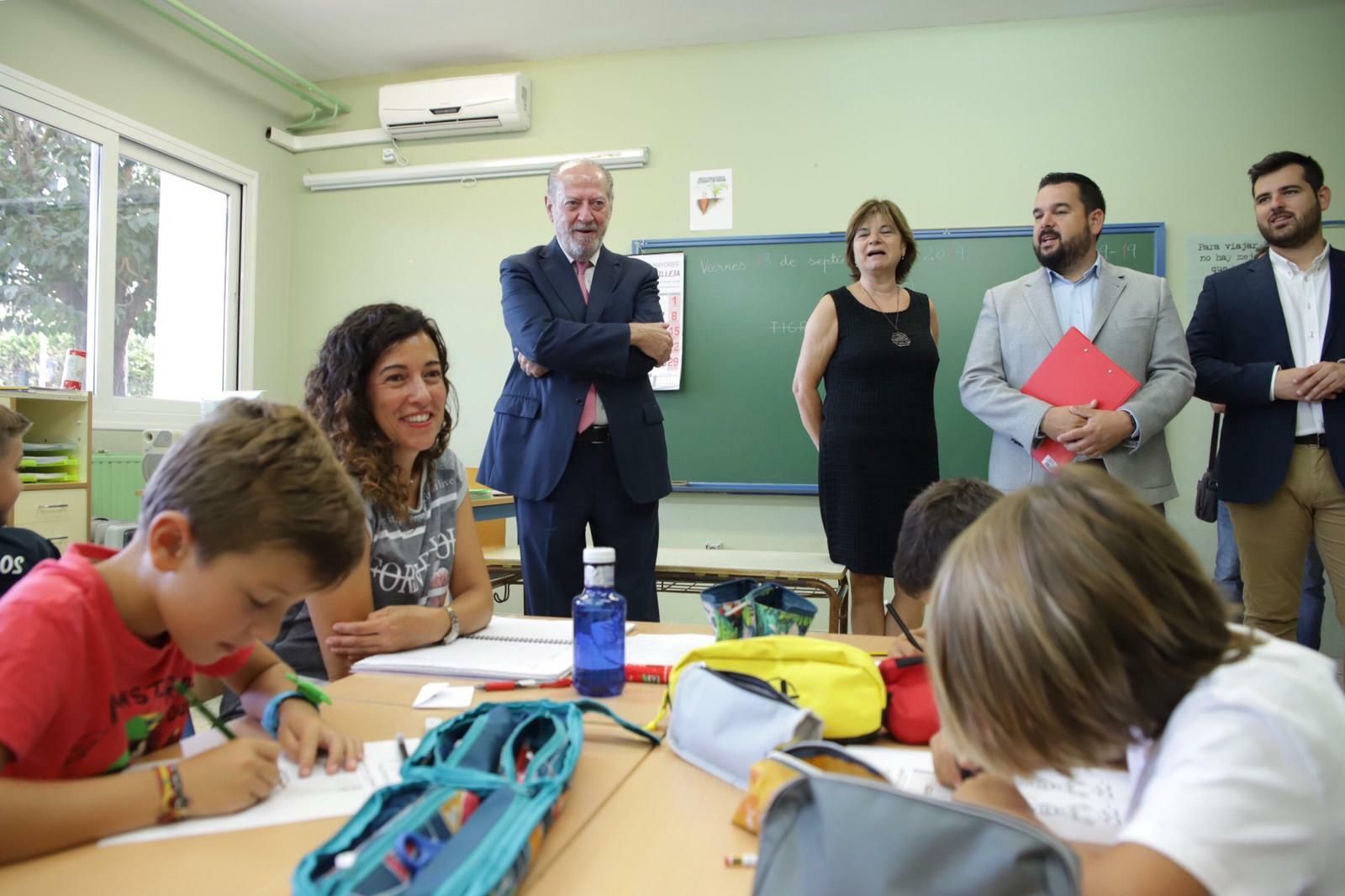 El presidente, Fernando Rodríguez Villalobos, en una reciente visita a uno de los colegios de Gines que se han acogido al programa.