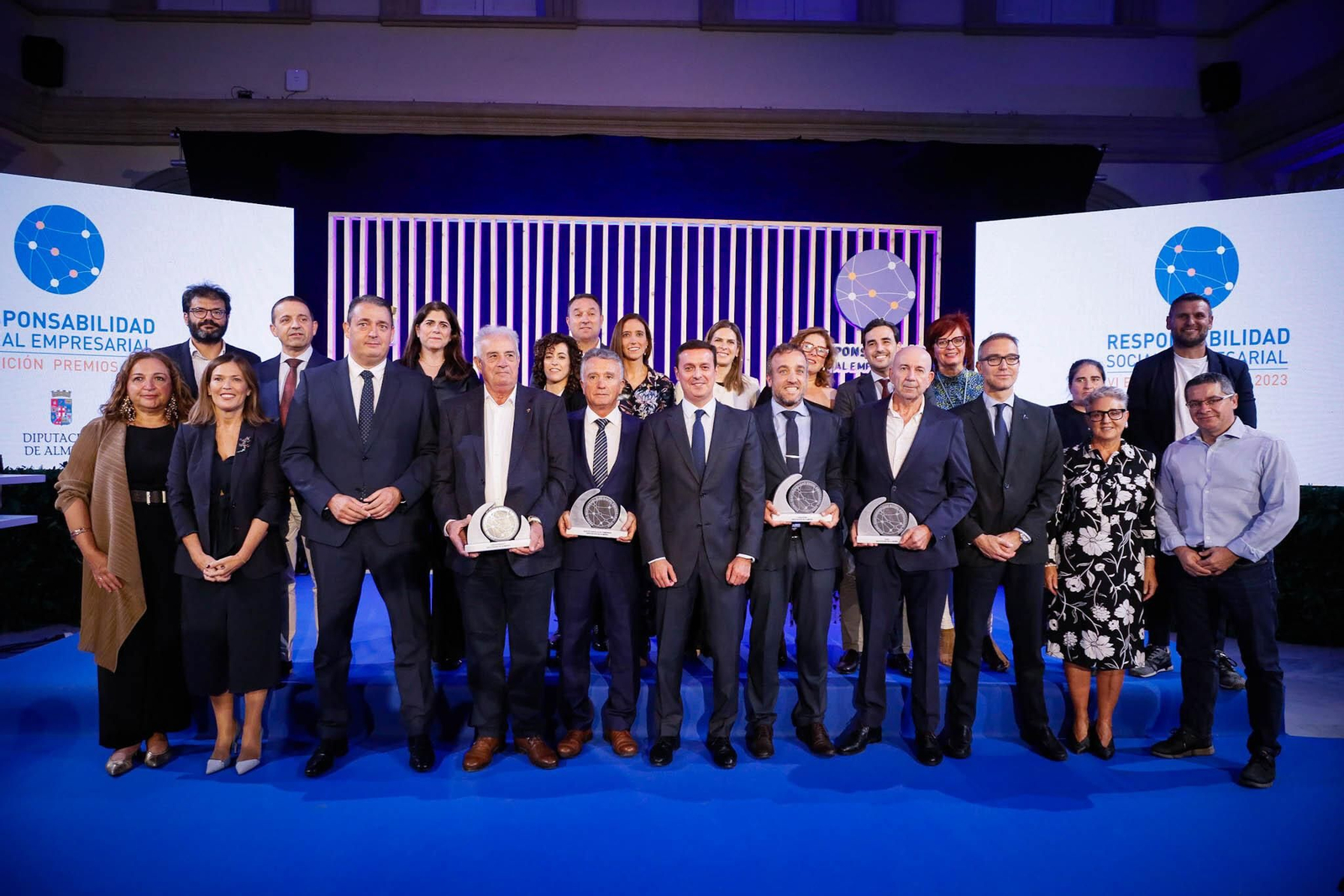 Foto de familia de los Premios RSE de Diputación.