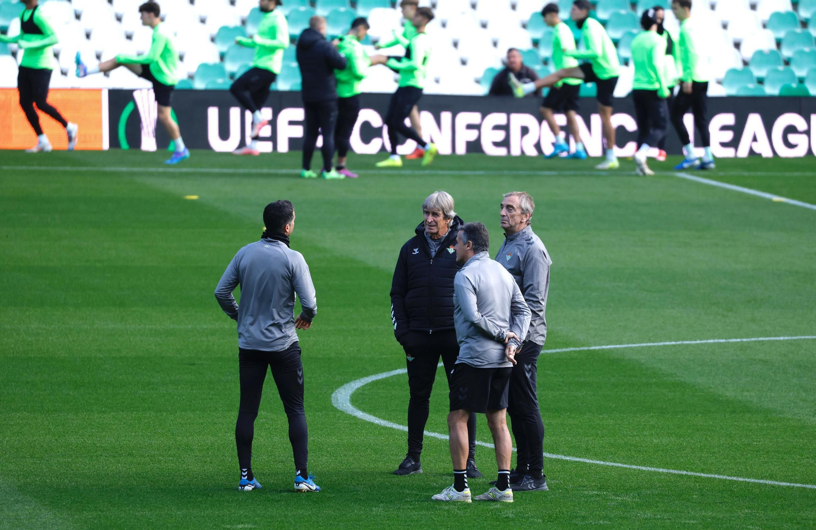 Pellegrini dialoga con su cuerpo técnico en el Benito Villamarín.