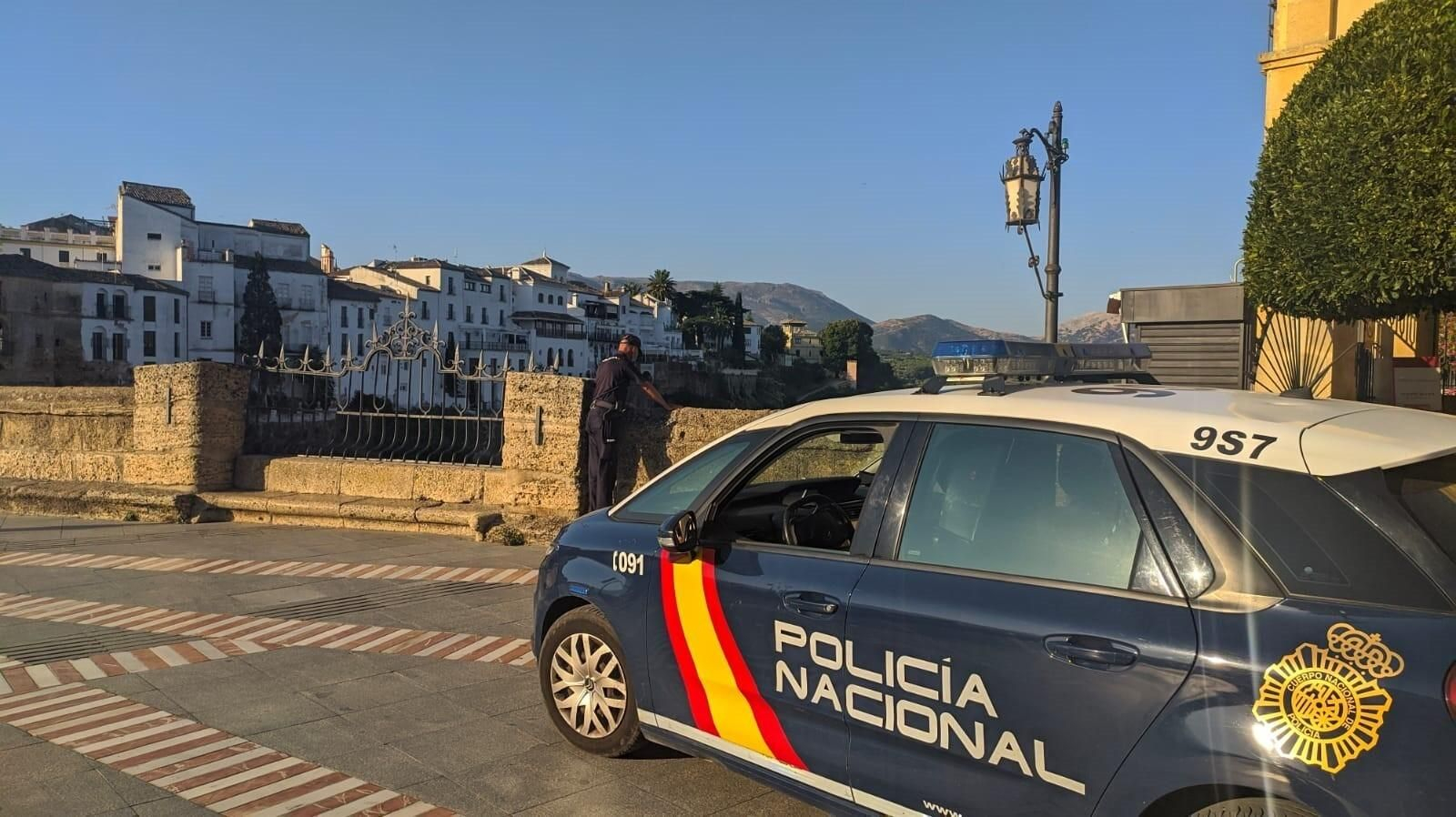 La Policía Nacional sobre el Puente Nuevo de Ronda.