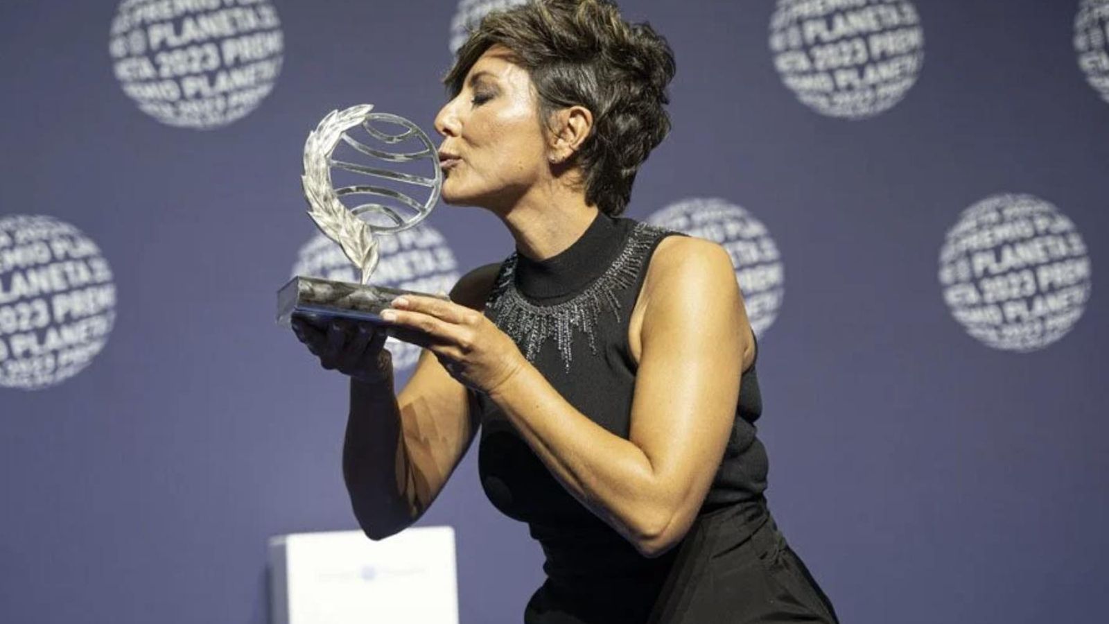 Sonsoles Ónega besando el Premio Planeta 2023