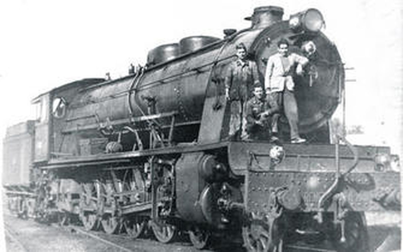 Francisco Romero (agachado) junto a Ventura, fogonero militar, y Francisco en la Locomota 1.740.