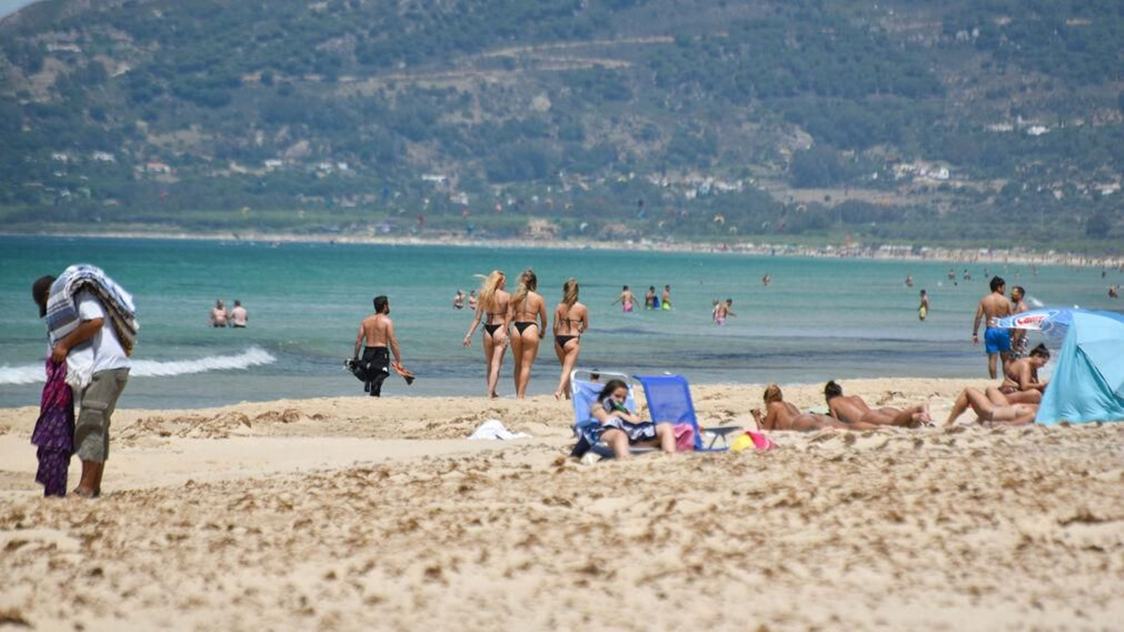 Varias personas disfrutan de un día en las playas de Tarifa.