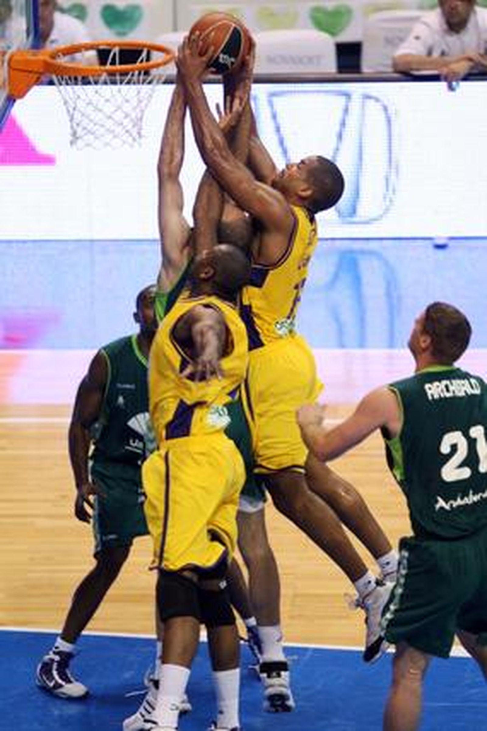 El Unicaja saca la visa virtual para los 'play off' por el título con una convincente victoria ante el Blancos de Rueda (88-58).