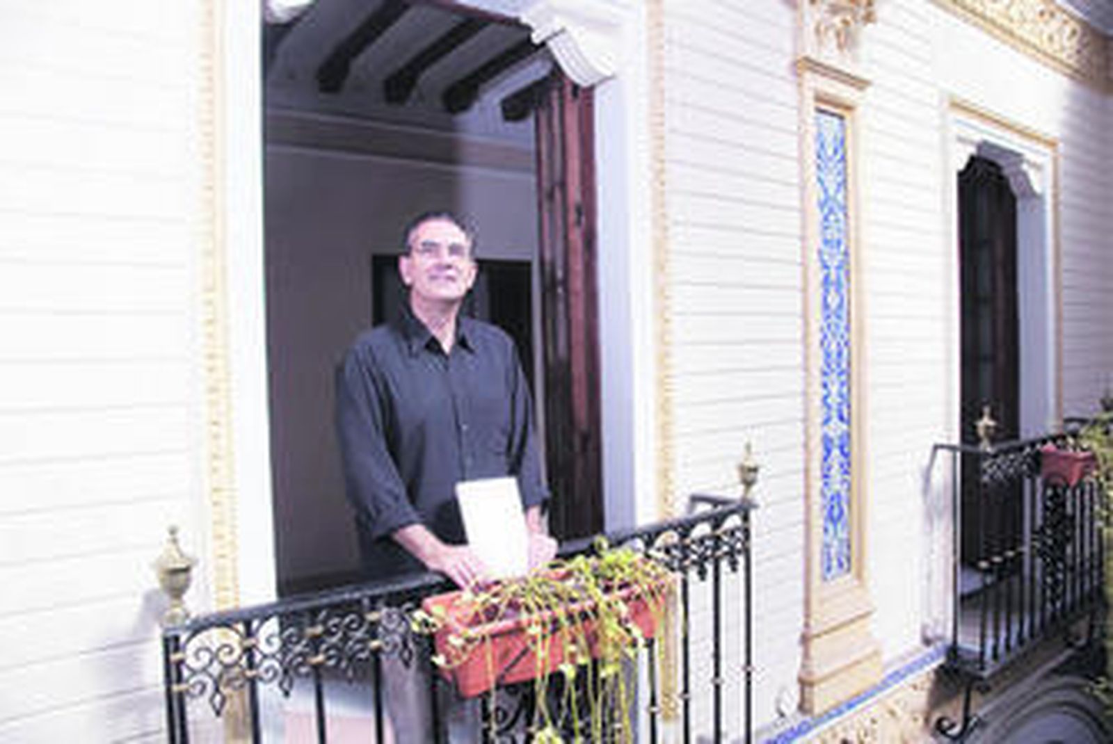 Emilio Carrillo, con un ejemplar de su nuevo libro.