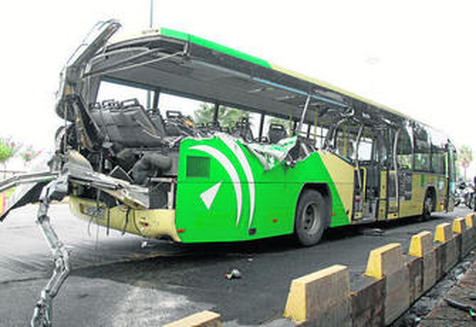 Aspecto del autobús siniestrado ayer en Huelva.