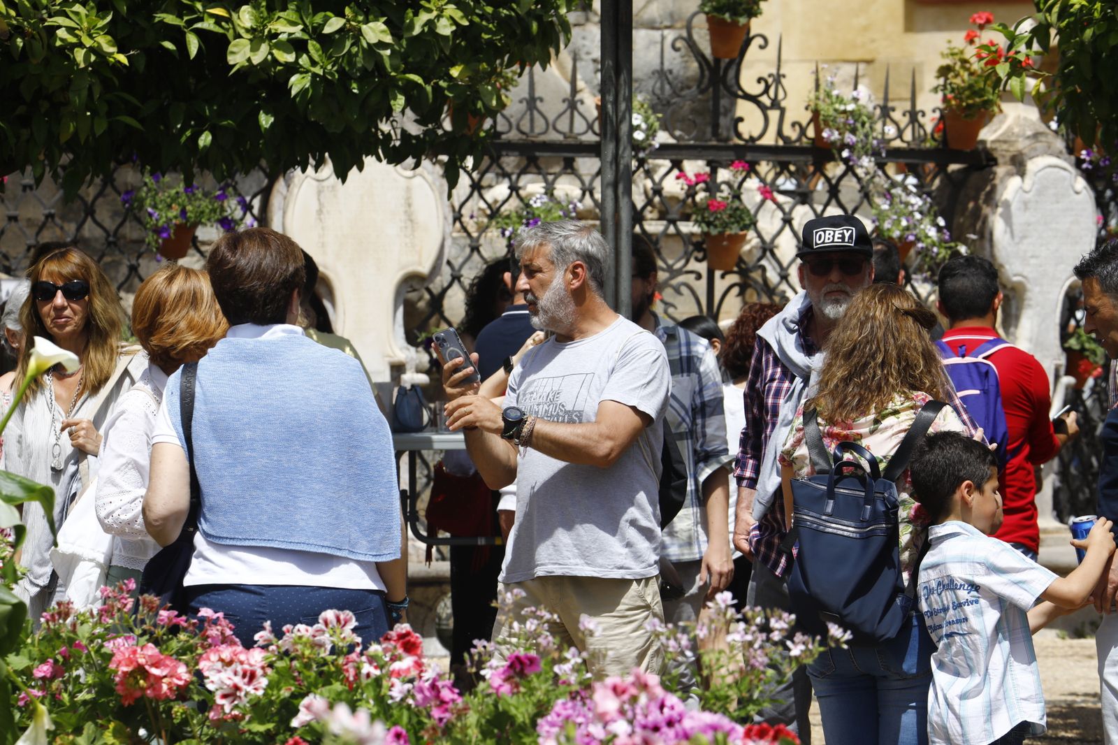 Los turistas abarrotan las calles y Las Cruces de Córdoba, en imágenes