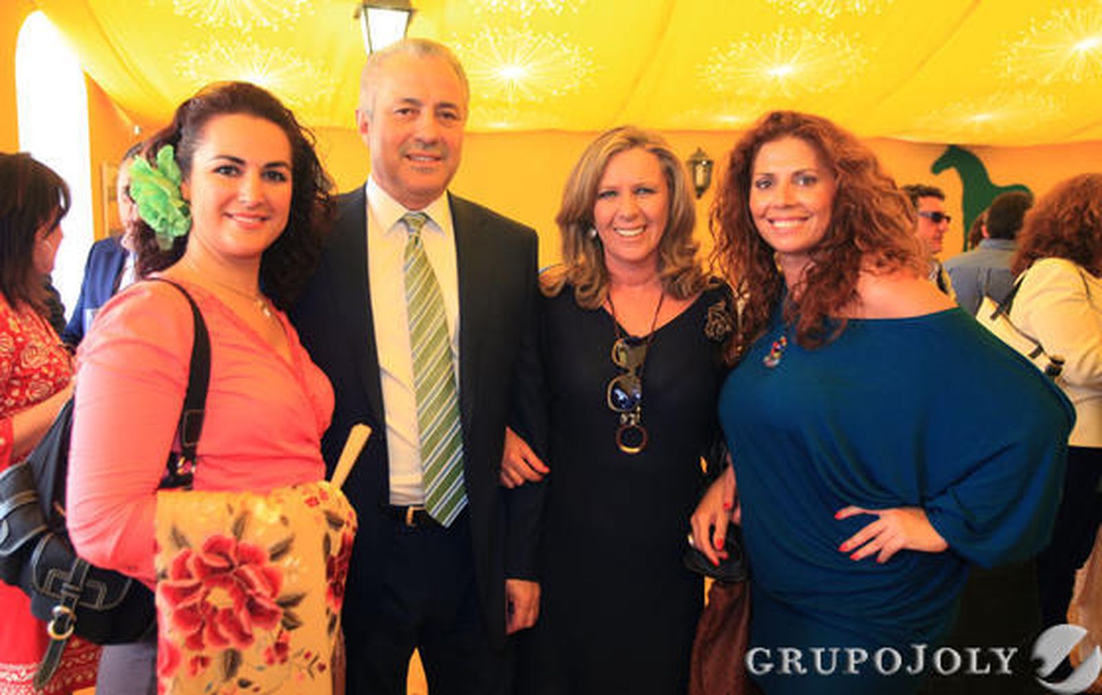 Rocío Sánchez, jefa de área de Vorwerk-División Kobold; el director nacional de la empresa, Joachin Fechenbach; la delegada de Jerez, María José Cabral; y la delegada de Cádiz, Manuela Sánchez, en la caseta de Diario de Jerez.

Foto: Vanesa Lobo